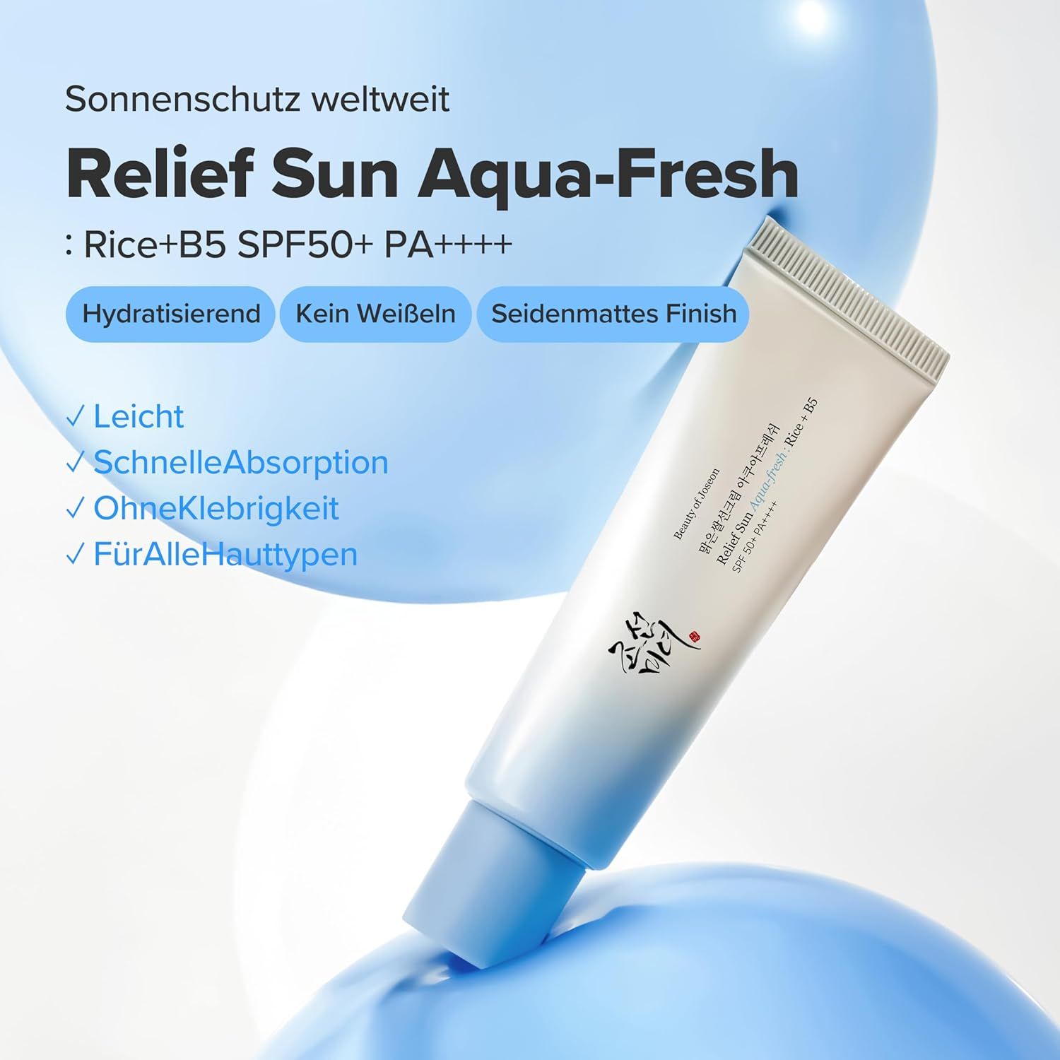 Tubo di crema solare. Design bianco-blu. Testo: Relief Sun Aqua-Fresh, Rice+B5 SPF50+ PA++++. Bolle blu sullo sfondo.