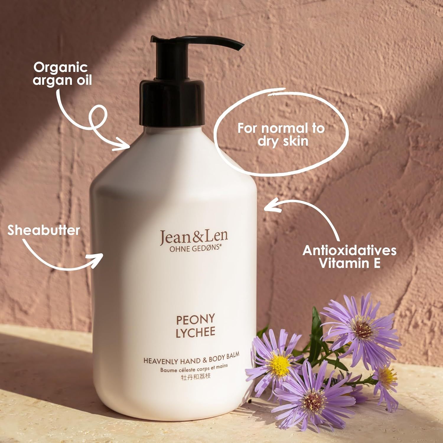 Flacone bianco con erogatore nero. Scritta: PEONY LYCHEE, Heavenly Hand & Body Balm. Con fiori.