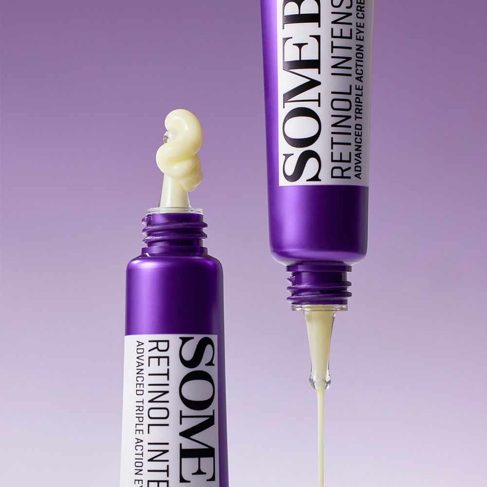 Tubetto di crema contorno occhi SOMEBYMI Retinol Intense con prodotto che fuoriesce e un altro tubetto.