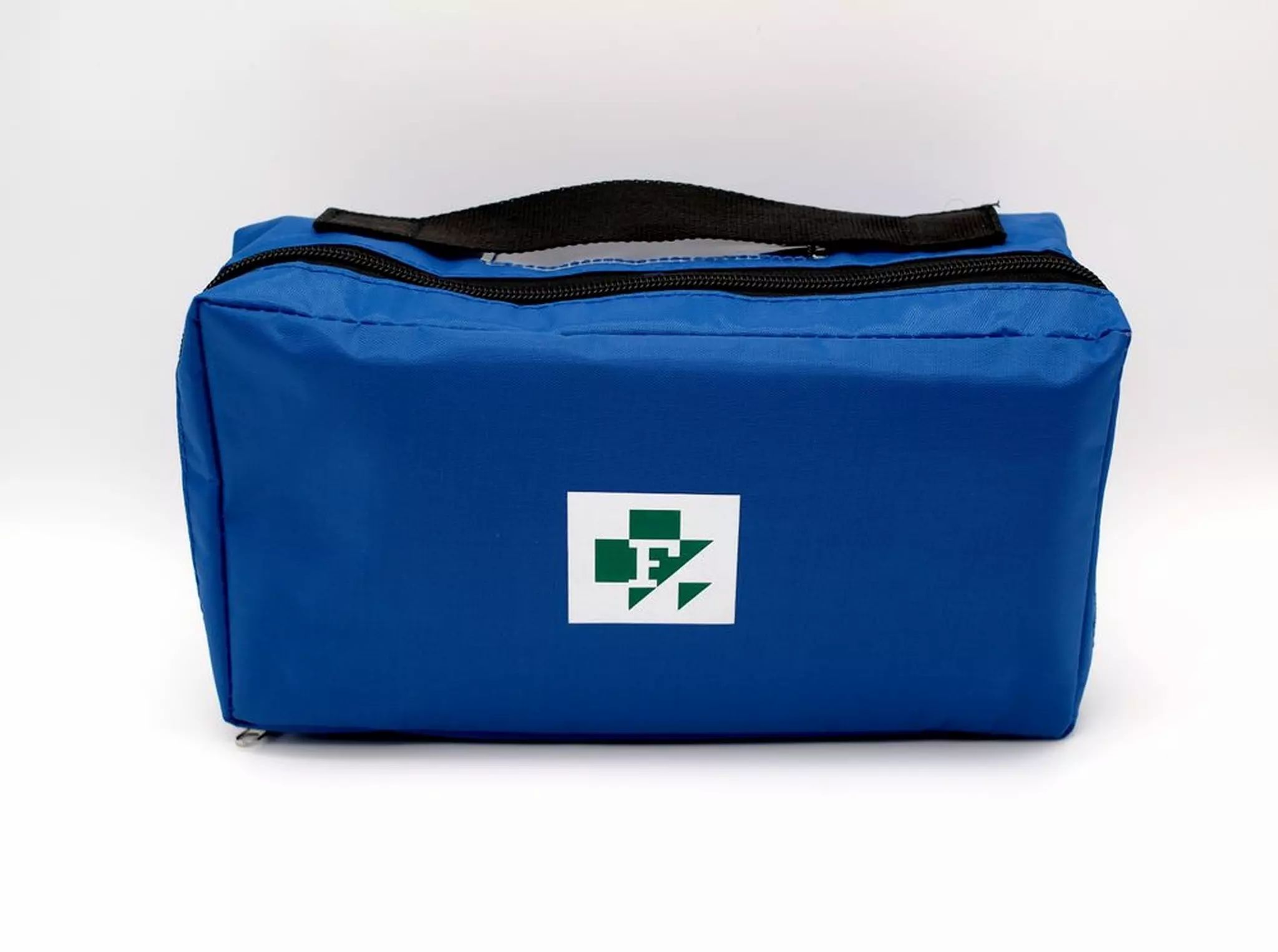 Borsa blu con cerniera e manico. Logo bianco con simbolo verde. Forma rettangolare.