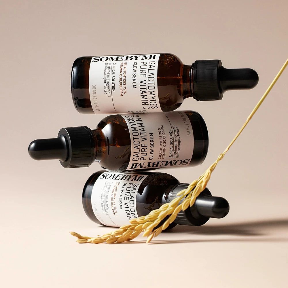 Tre flaconi di vetro marrone con contagocce. Nome del prodotto e ingredienti sulle etichette. 30 ml.