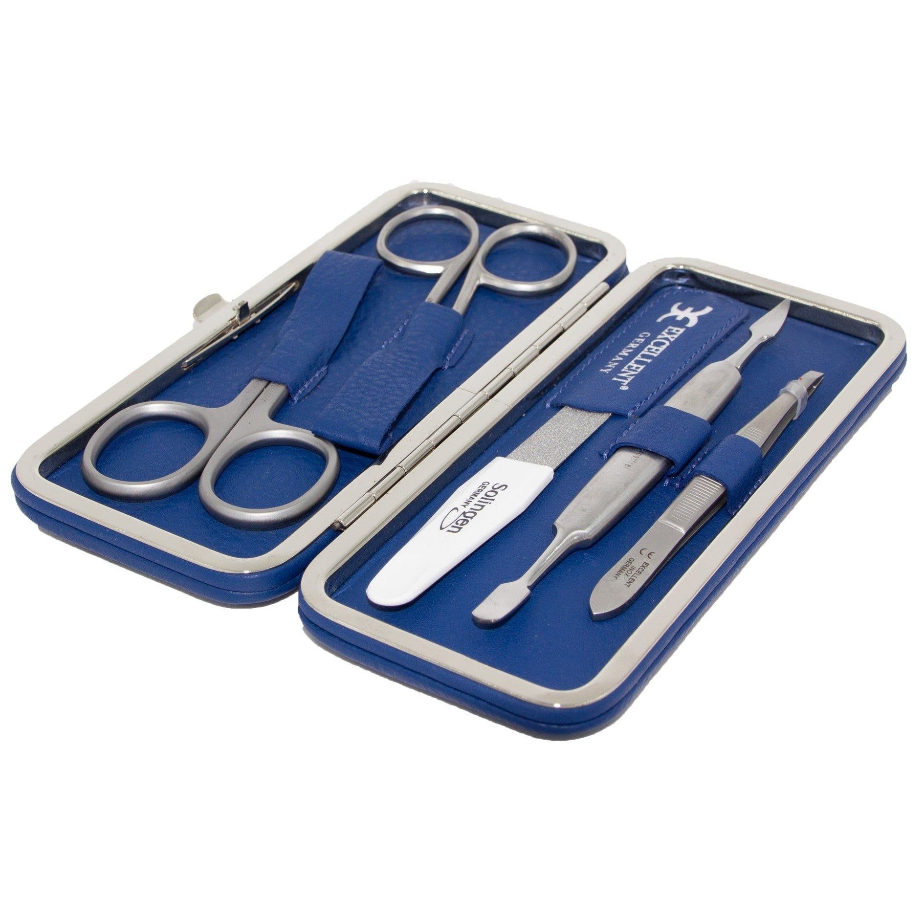 Astuccio manicure in similpelle blu, aperto. Contiene forbici, lima e altri strumenti. Marchio: EXCELLENT GERMANY. Angolo di ripresa obliquo.