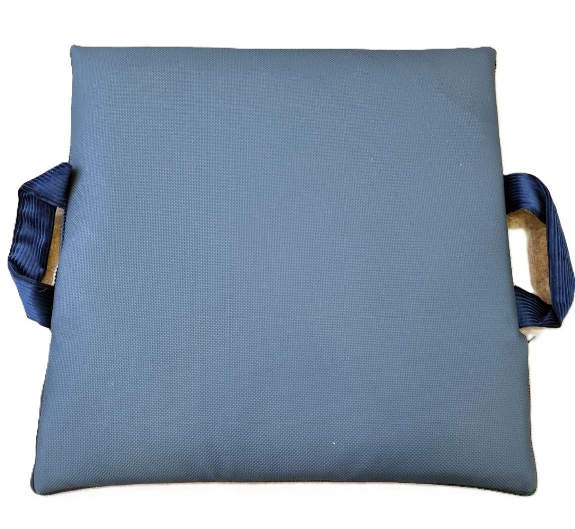 Cuscino quadrato grigio con due maniglie blu. Superficie liscia.