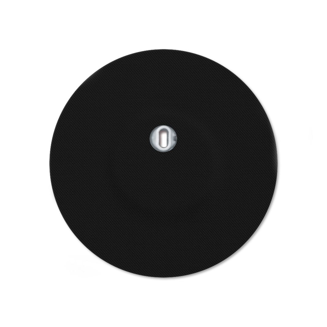 Cerotto rotondo nero con foro di ventilazione e parte centrale argentata.