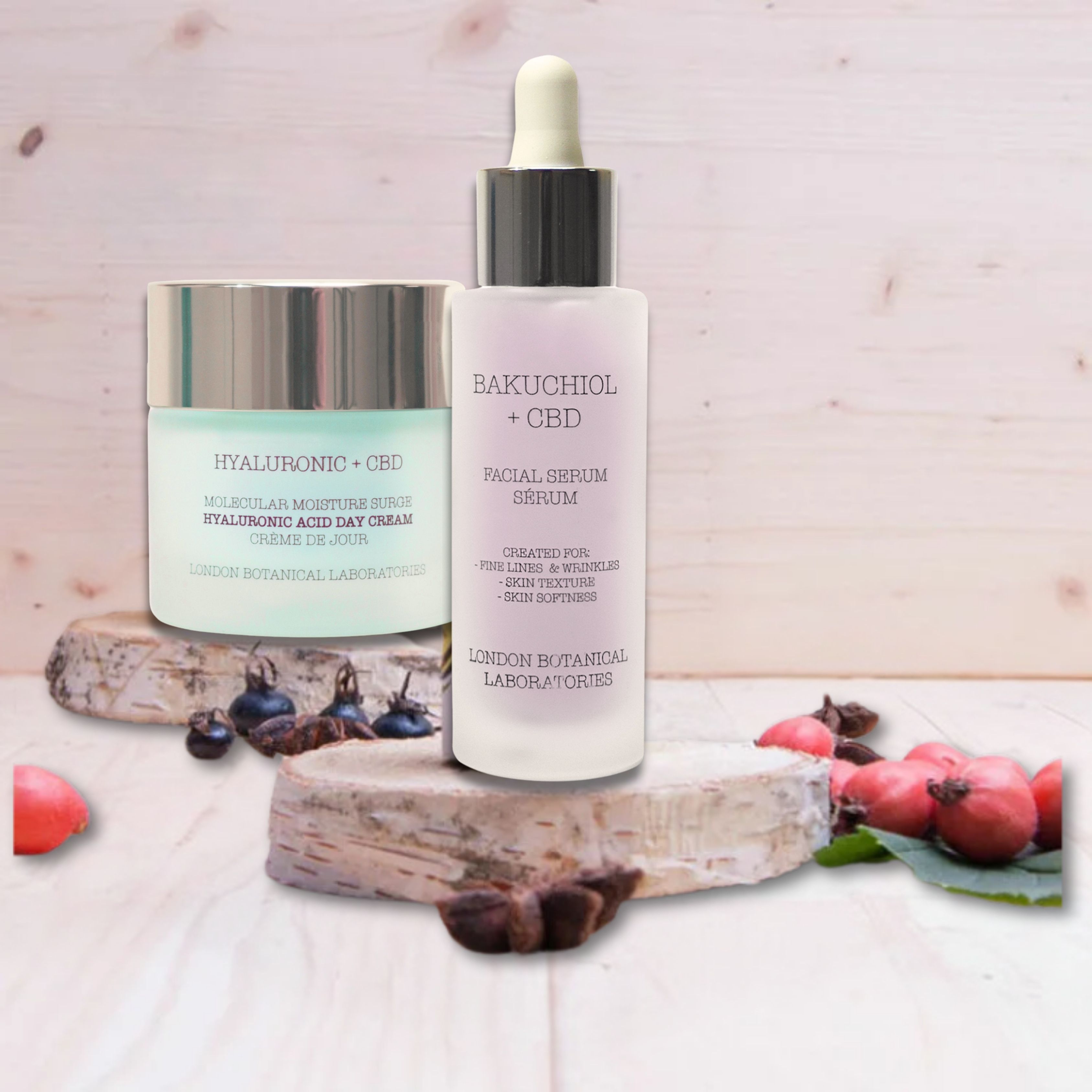Crema e siero su pezzi di legno. Scritte: Hyaluronic + CBD, Bakuchiol + CBD. London Botanical Laboratories.