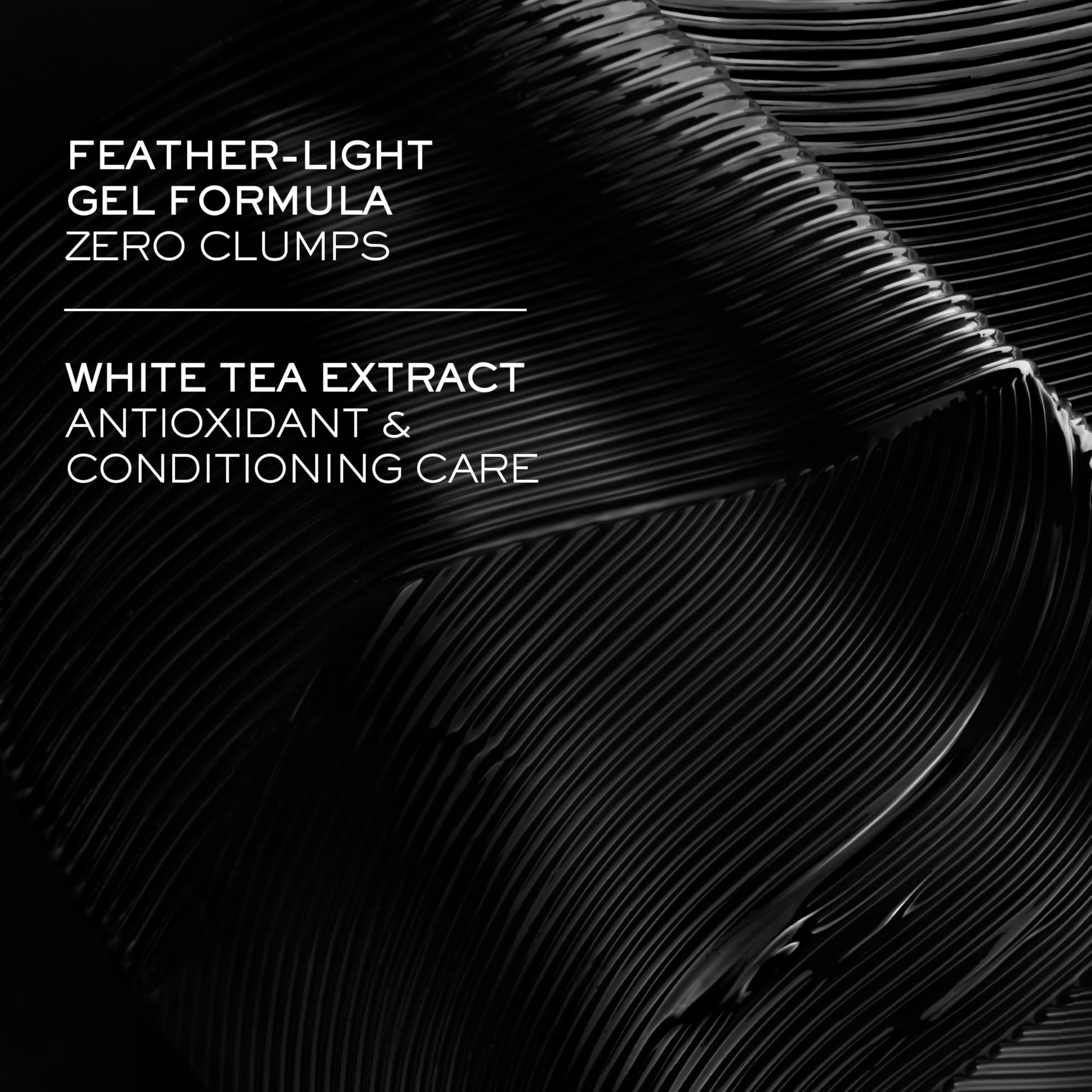 Primo piano di mascara nero. Testo: "FEATHER-LIGHT GEL FORMULA ZERO CLUMPS". Contiene testo sugli ingredienti.