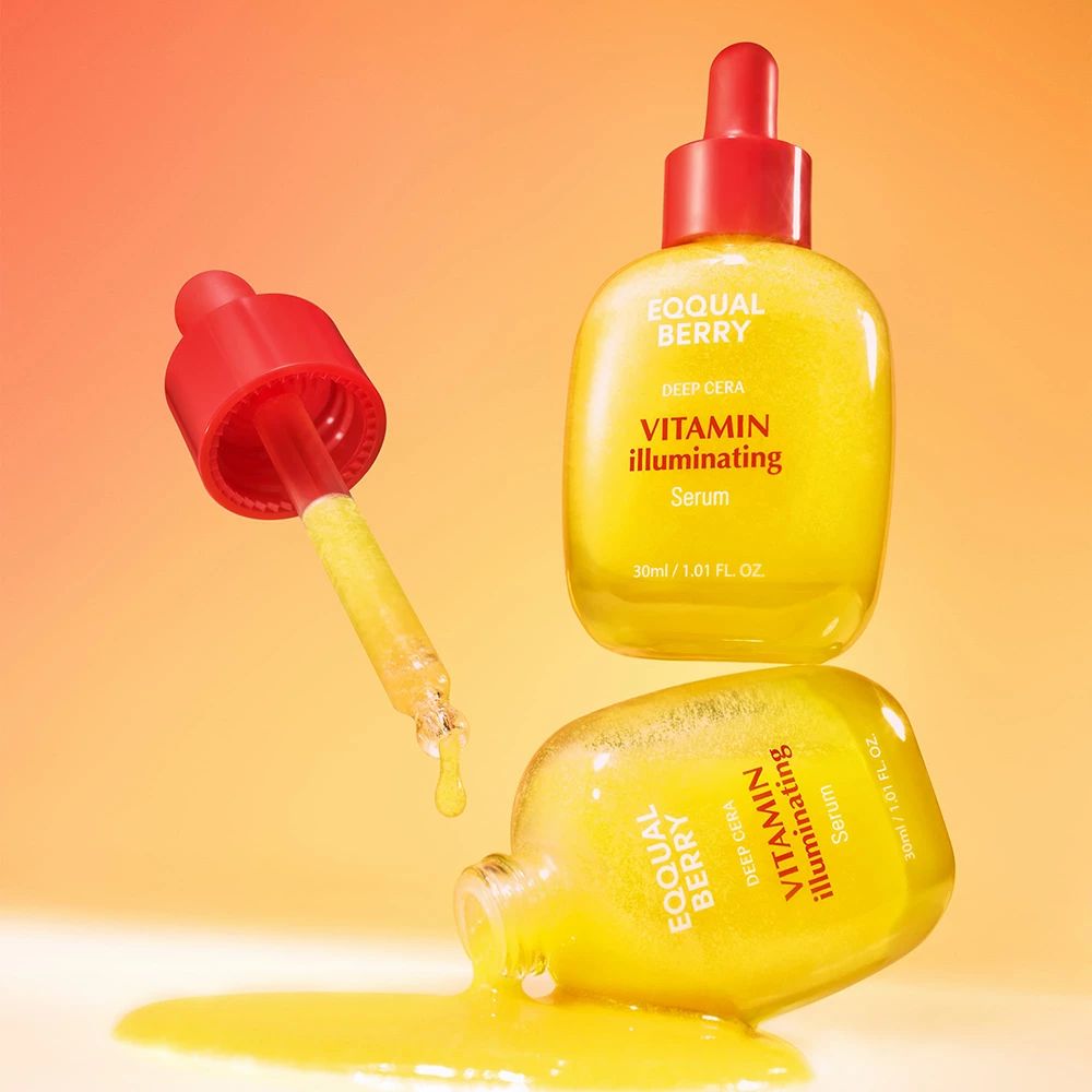 Tre flaconi di siero, uno sdraiato. Scritta: EQQUAL BERRY, Vitamin Illuminating Serum. Pipetta rossa. Sfondo giallo.