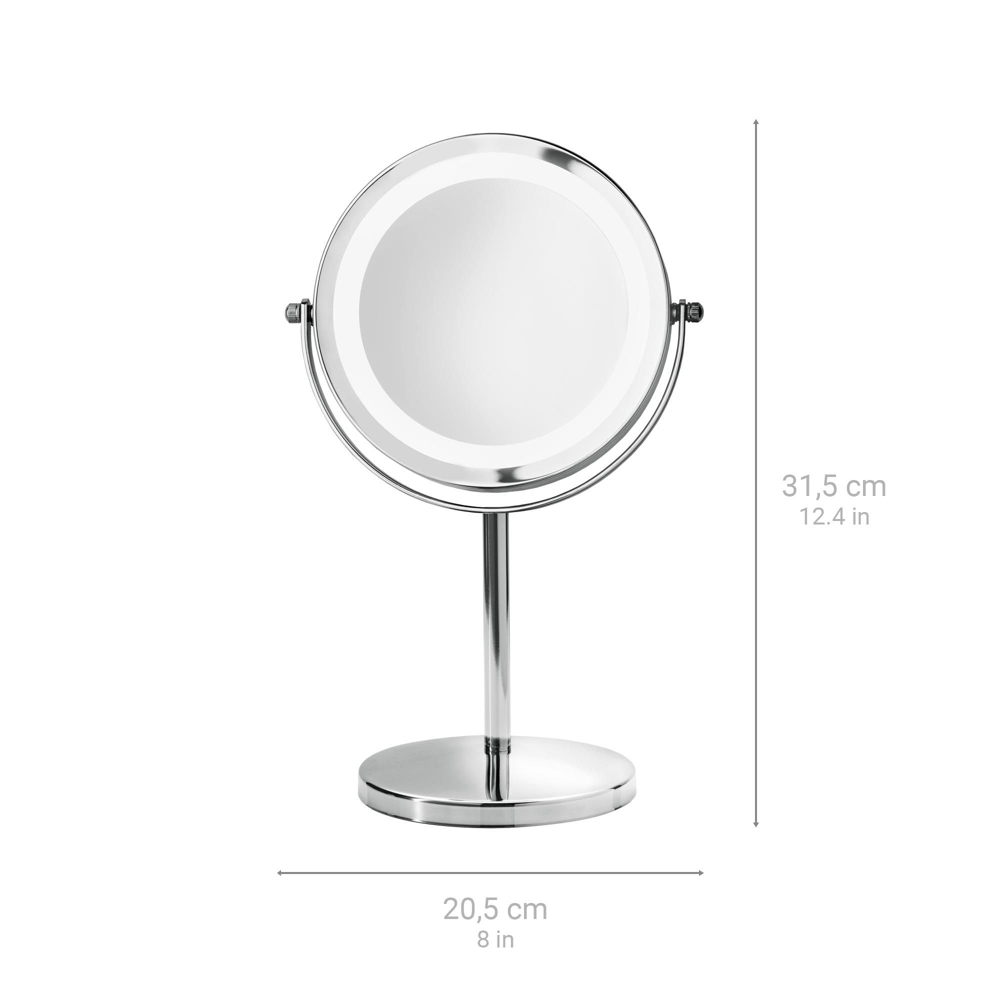 Specchio cosmetico cromato con illuminazione a LED. Dimensioni: 20,5 cm x 31,5 cm. Lo specchio è su una base rotonda.