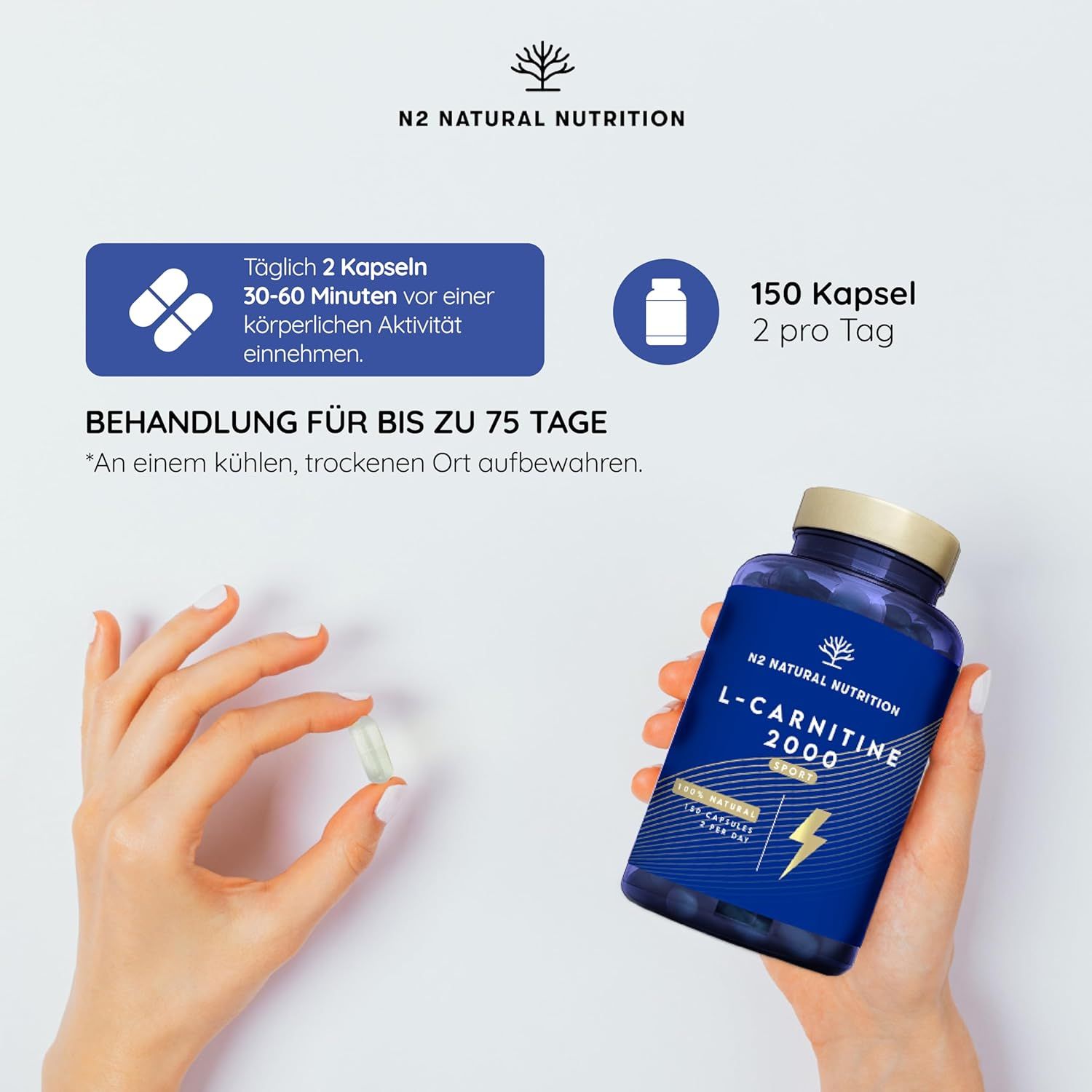 Mani che tengono capsula e flacone. Flacone: L-Carnitine 2000 Sport. 150 capsule. 2 al giorno. Uso: prima dello sport.