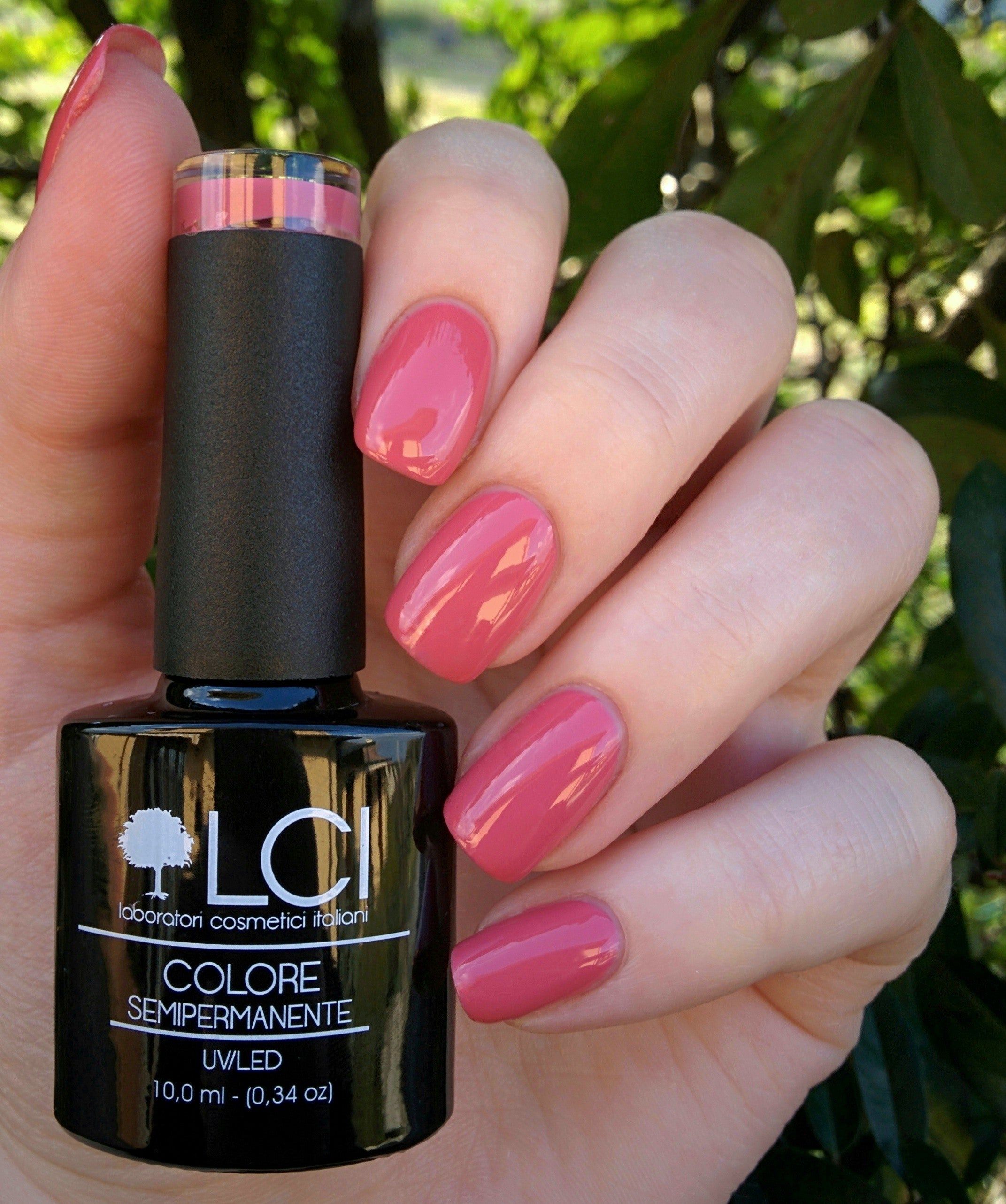 Flacone di smalto accanto a unghie smaltate rosa. Scritta: LCI, Colore Semipermanente, UVLED 10,0 ml.