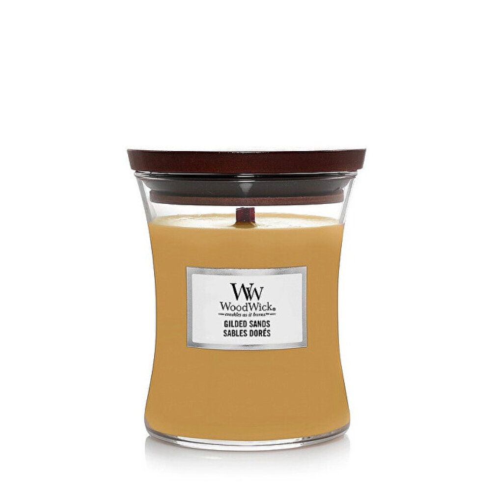 Candela con stoppino in legno e coperchio. Etichetta con logo e scritta Gilded Sands. Cera beige in contenitore di vetro.