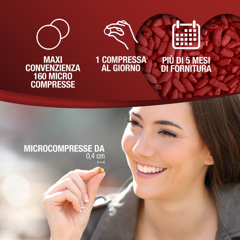 Una donna tiene una piccola microcompressa gialla di KOLESTX2 tra le dita. Il testo mostra 'Maxi-Convenienza 160 Microcompresse' e '1 compressa al giorno', indicando una confezione da 160 compresse per oltre 5 mesi.