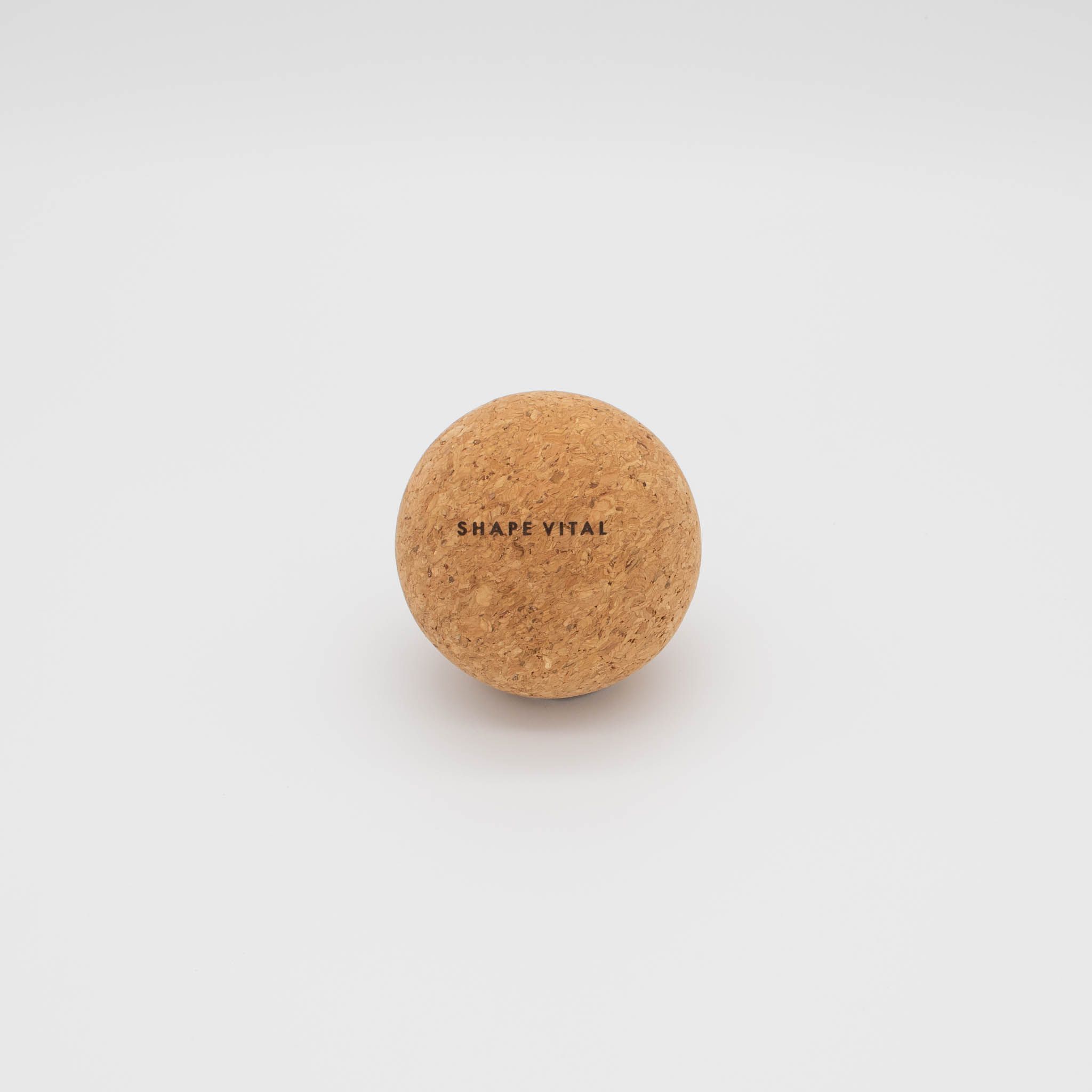 Sfera in sughero con logo SHAPE VITAL. Sughero naturale. Su sfondo bianco.