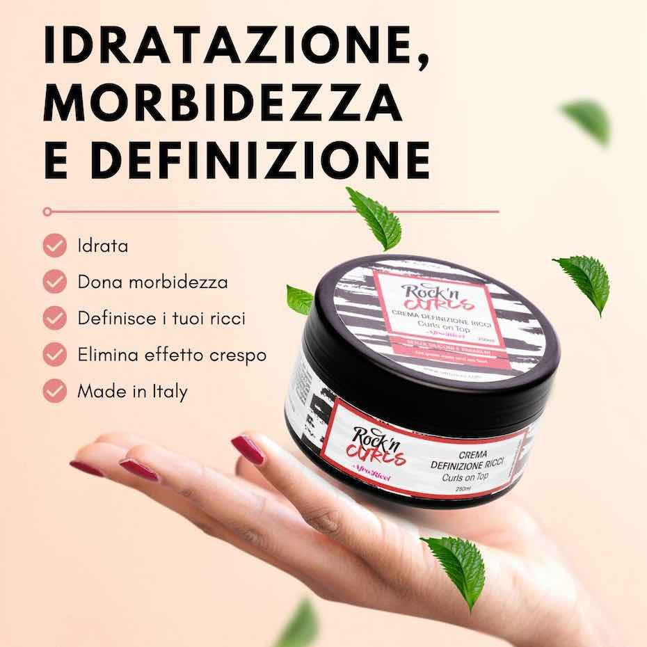 Prodotto in mano. Barattolo con etichetta rossa. Testo: Idratazione, morbidezza, definizione. Foglie. Made in Italy.