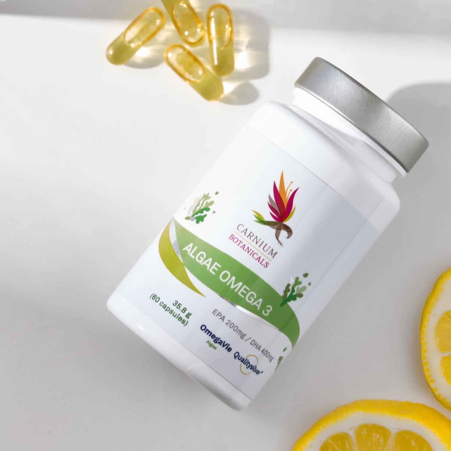 Flacone con scritta: Carnium Botanicals, Algae Omega 3. Capsule e limoni. OmegaVie Qualitysilver.