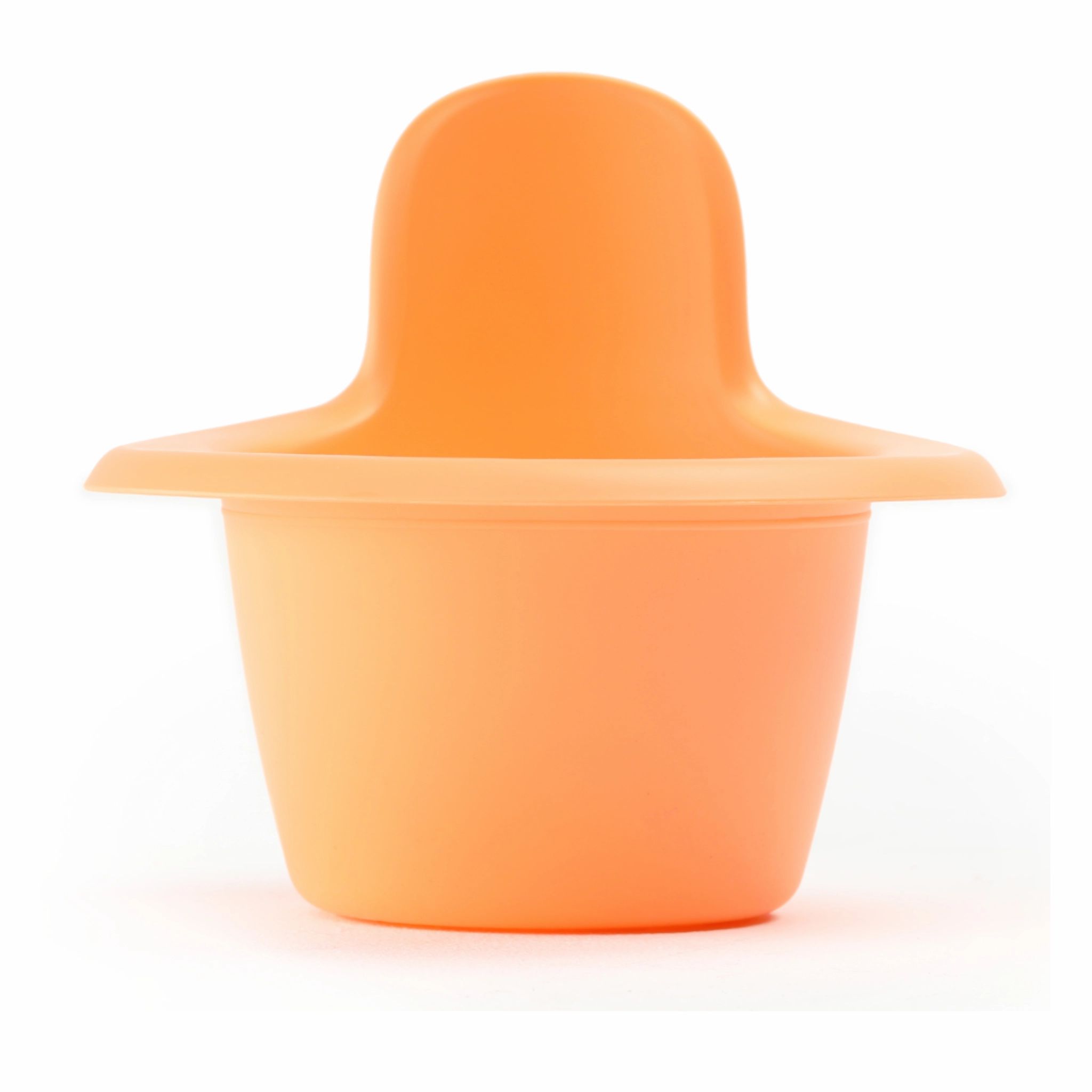 Vasino per bambini arancione con bordo alto. In plastica. Su sfondo bianco.