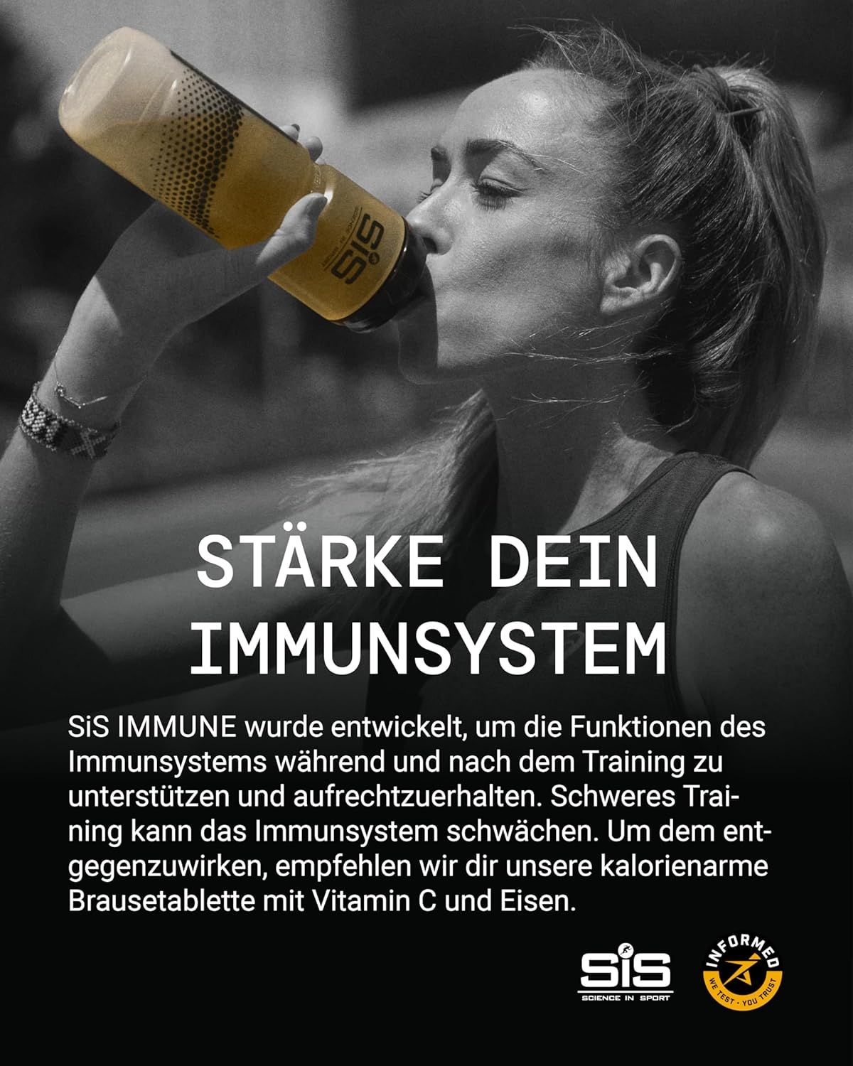 Foto in bianco e nero di una donna che beve da una bottiglia SIS. Testo: Rafforza il tuo sistema immunitario.