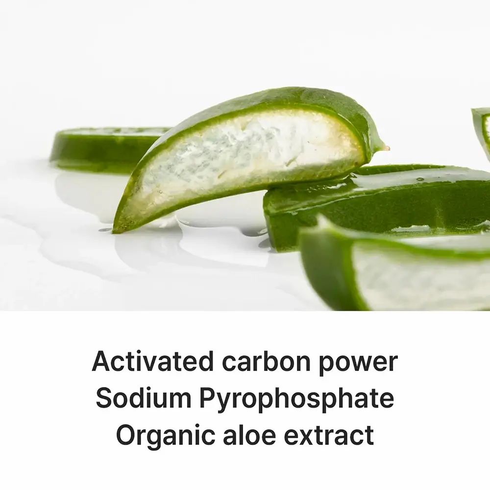 Foglie di aloe vera su sfondo bianco. Foglie verdi, alcune tagliate a fette. Testo: Activated carbon power.