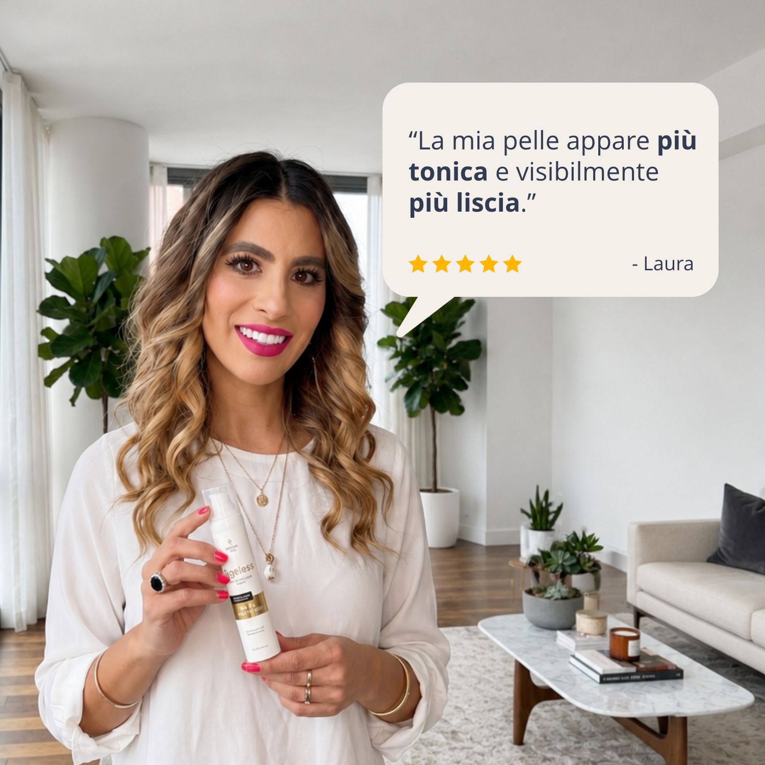 Donna tiene in mano la crema Golden Tree Ageless. La sua citazione: 'La mia pelle è più tonica e visibilmente più liscia.' 5 stelle.