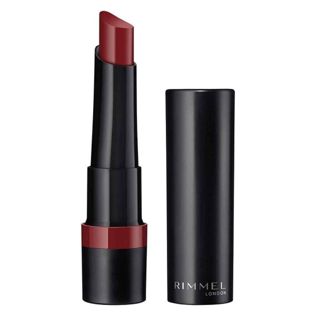 Rossetto rosso con astuccio nero e cappuccio. Il rossetto è parzialmente estratto. Scritto Rimmel London sull'astuccio.