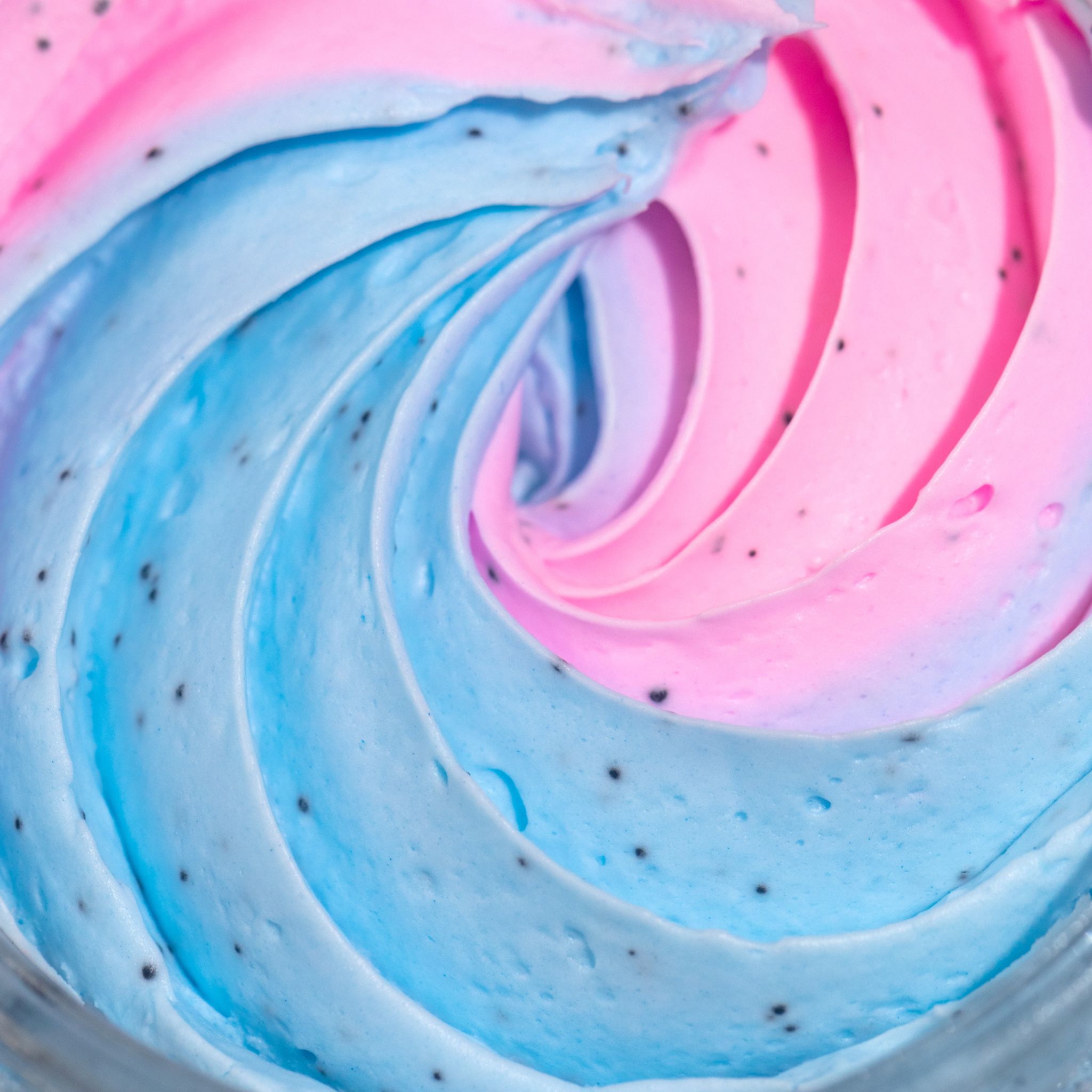 Primo piano di prodotto rosa e blu a spirale con piccoli punti neri.