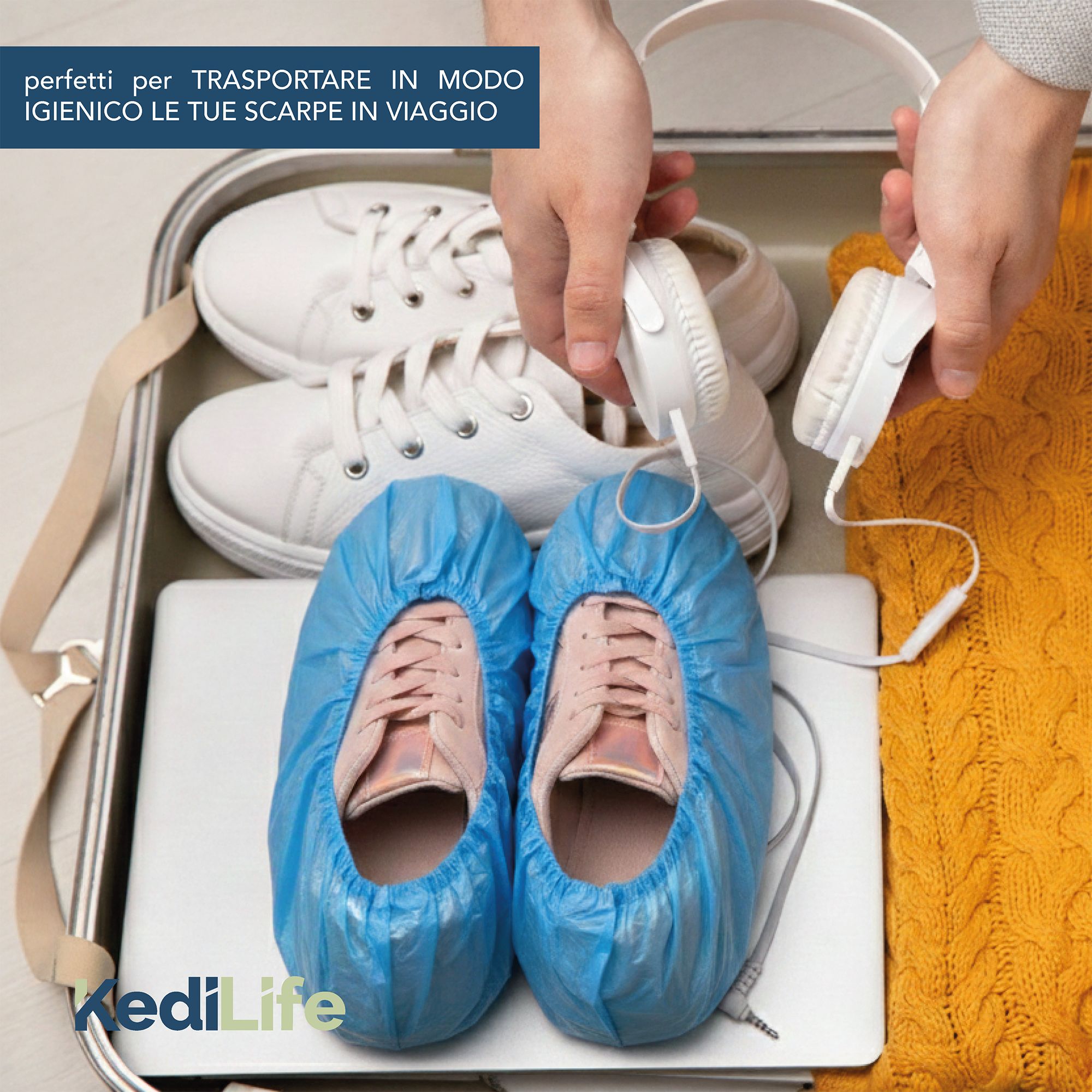 Scarpe con copriscarpe blu in valigia. Cuffie e laptop accanto.