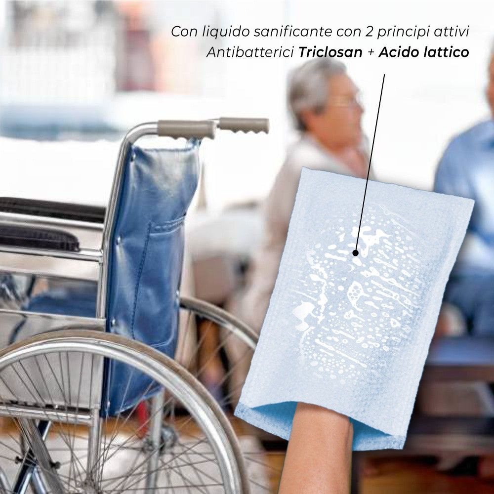 Un guanto da lavaggio con schiuma accanto a una sedia a rotelle.