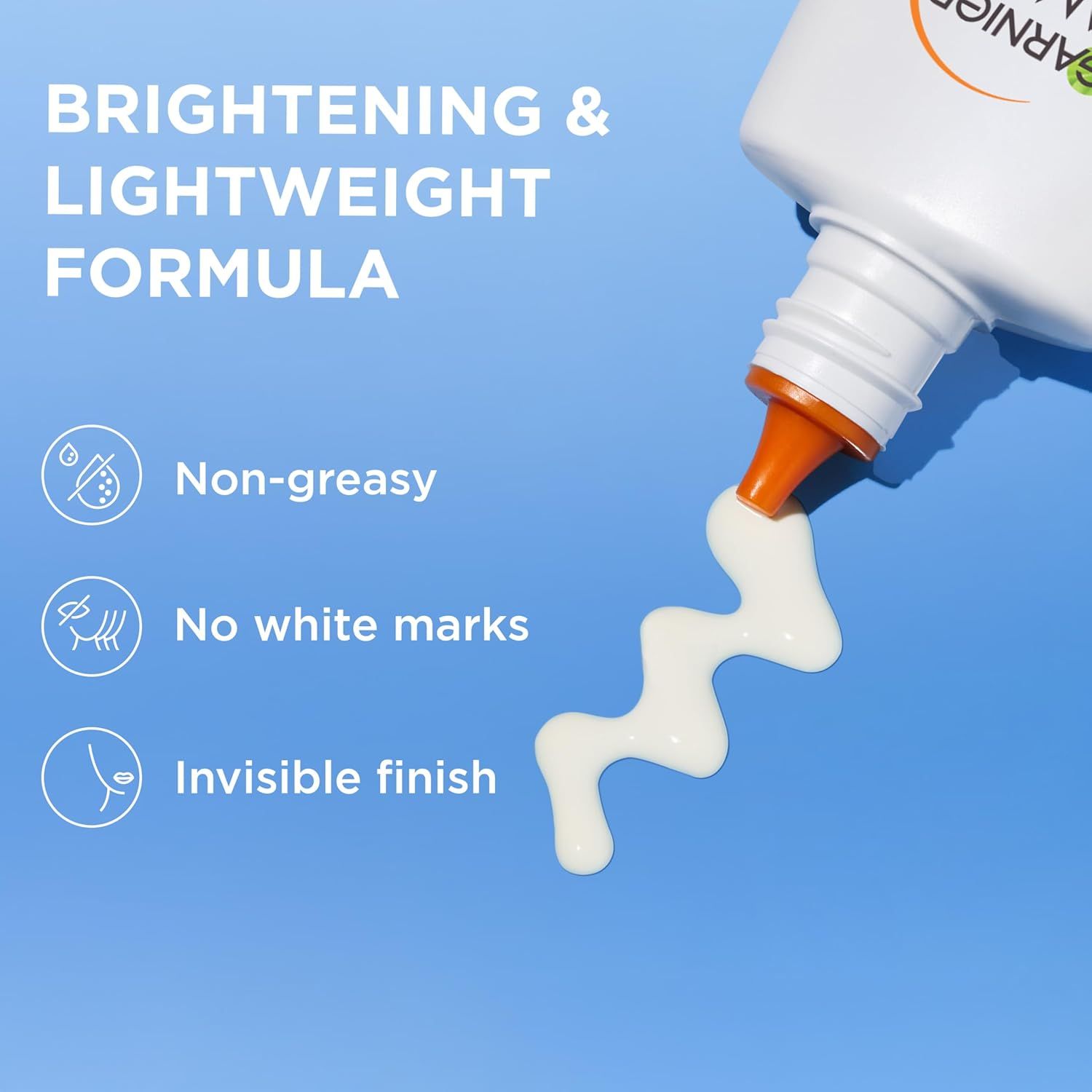 Flacone bianco Garnier Ambre Solaire Super UV. Testo: Formula illuminante e leggera. Non grassa, senza macchie bianche, invisibile.