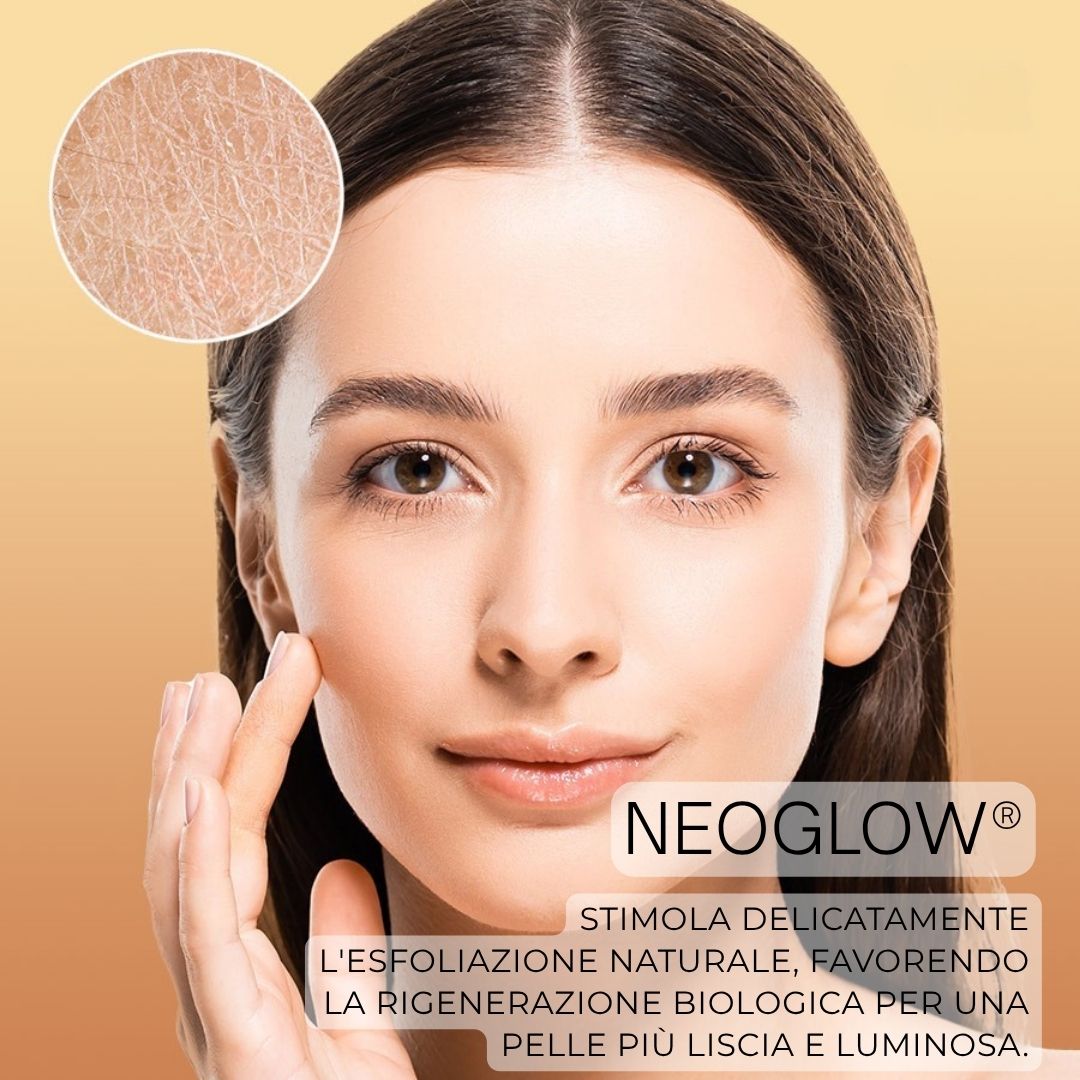 Donna che si tocca il viso. Testo: Neoglow. Favorisce l'esfoliazione naturale. Per una pelle più liscia e luminosa.