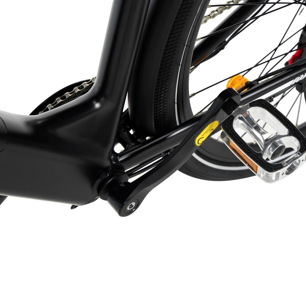 Vista dettagliata del pedale e della pedivella di una bicicletta elettrica nera.