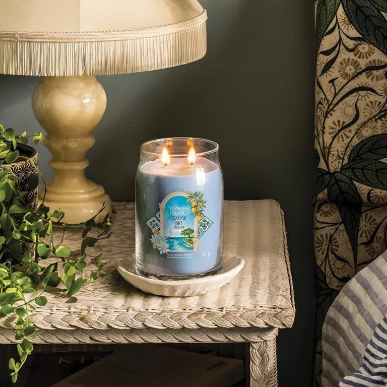 Yankee Candle Azur Sky Signature Grand Pot blu su comodino. Due stoppini. Scritta sull'etichetta.