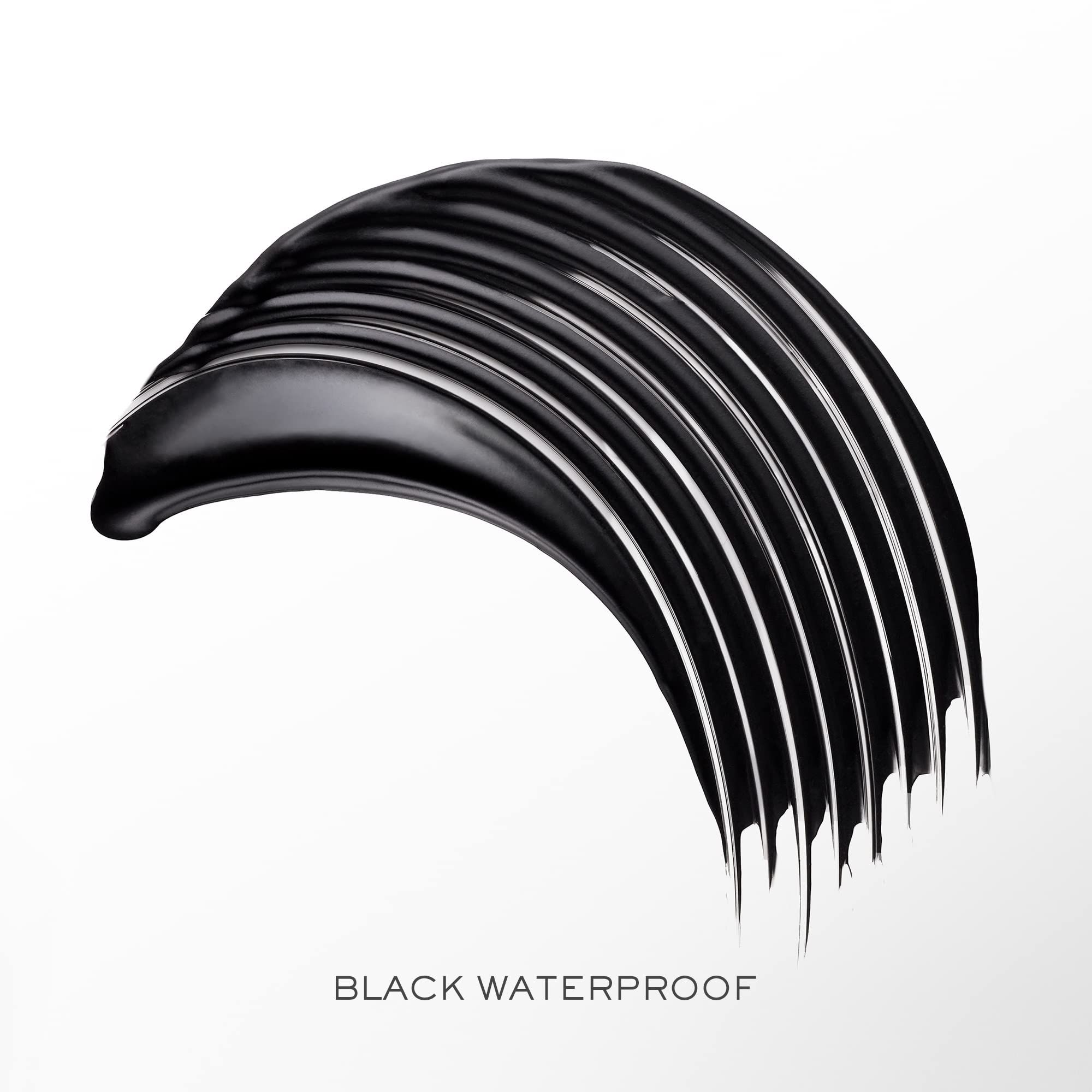 Applicazione di mascara nero. Testo: "BLACK WATERPROOF".