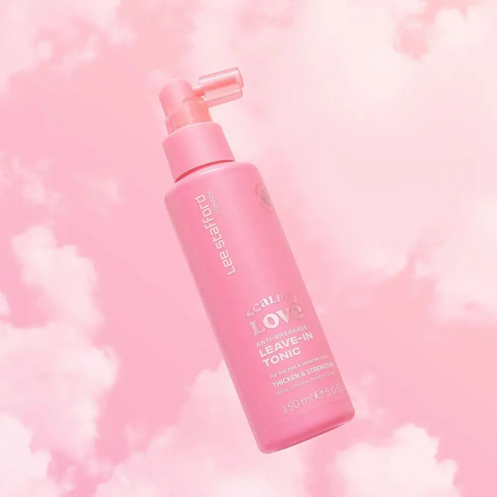 Flacone rosa con erogatore spray. Scritta: Scalp Love Leave-in Tonic. Anti-Breakage. Marchio: Lee Stafford. Sfondo: nuvole rosa.