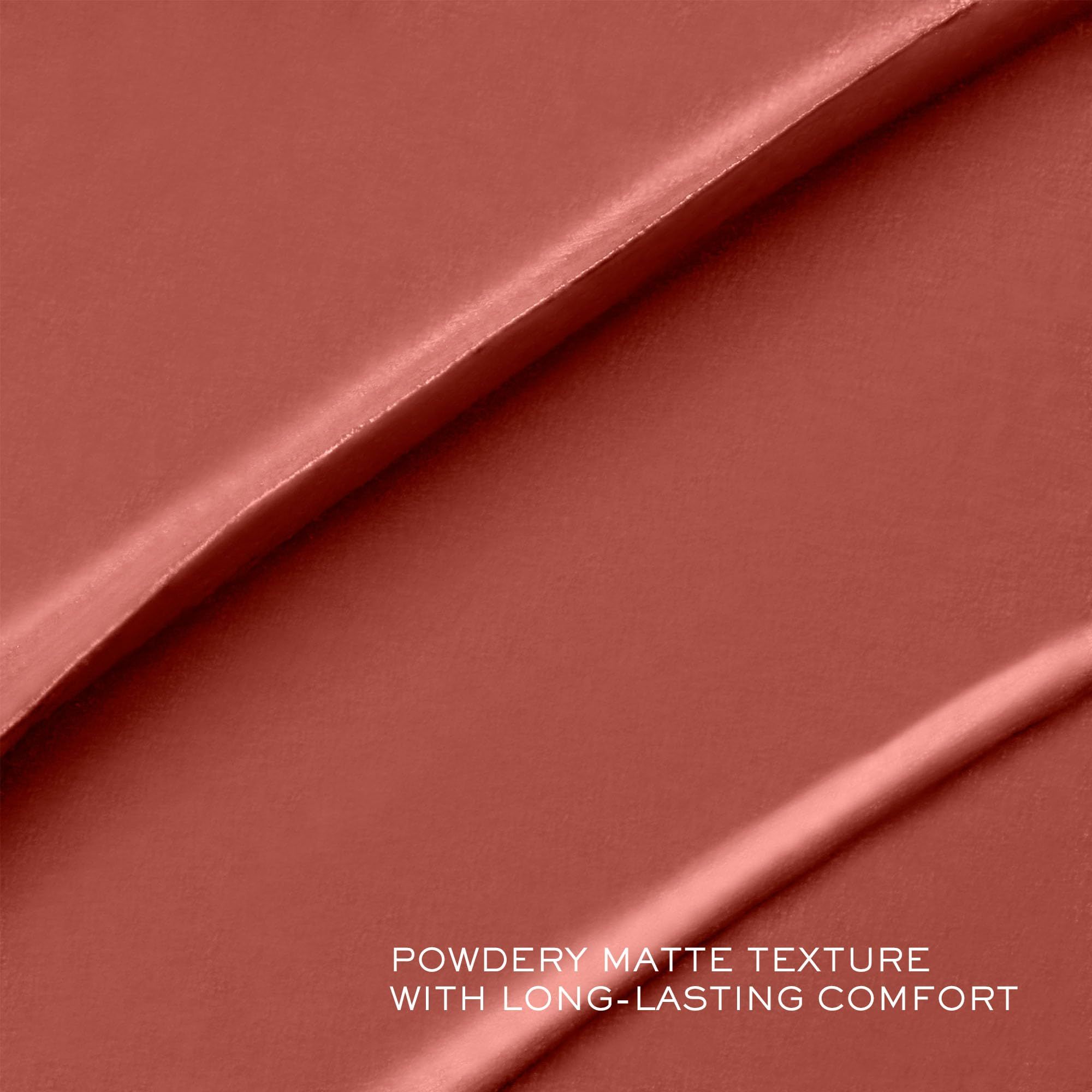 Texture opaca, colore rosa. Testo: « Powdery matte texture with long-lasting comfort ».