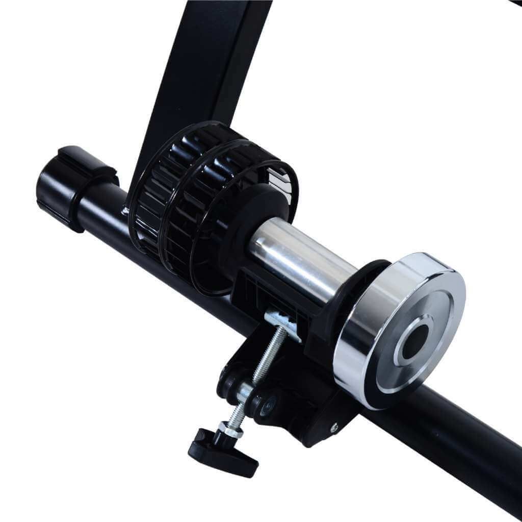 Primo piano di un rullo per bici nero. Visibili un rullo e una ruota metallica.