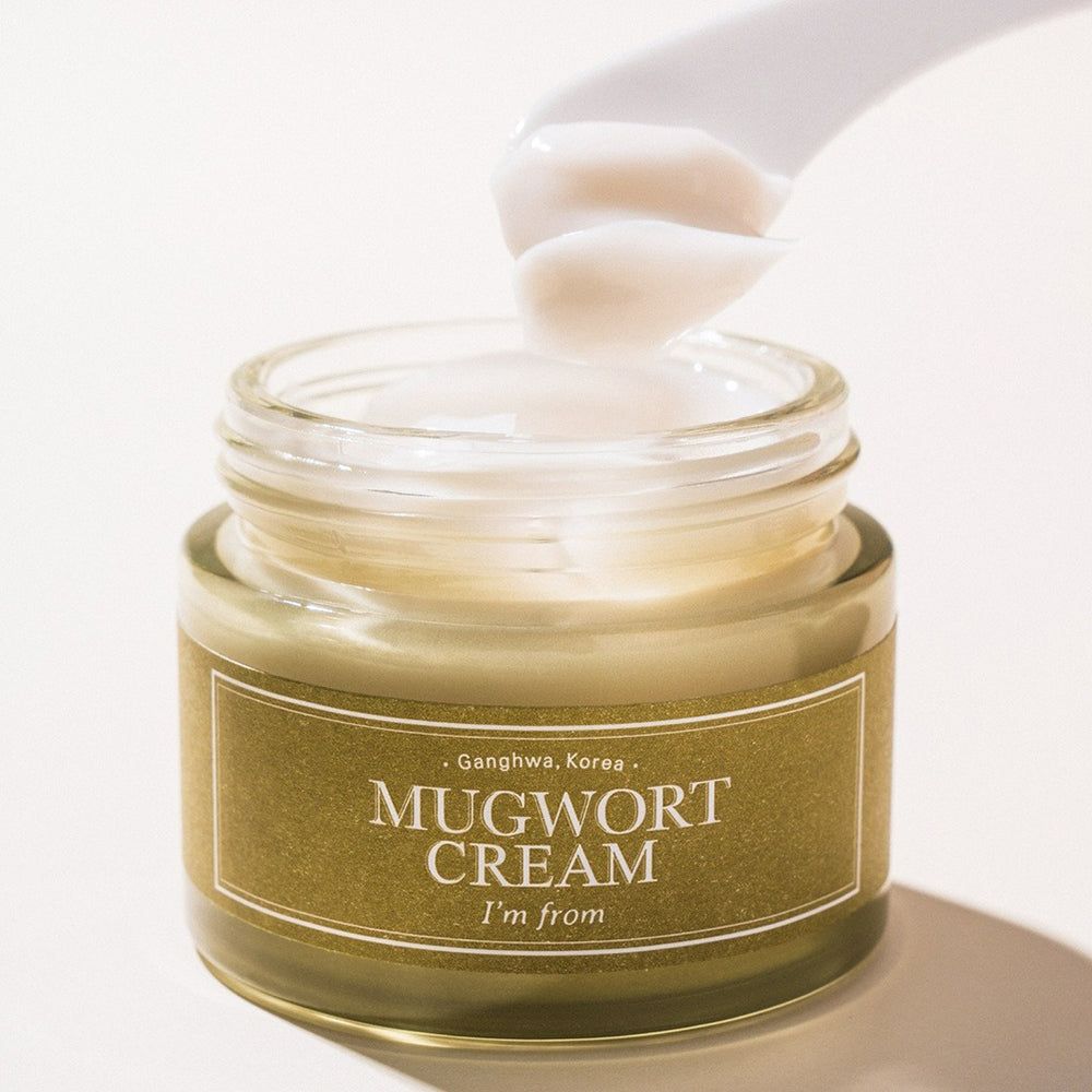Vasetto aperto con crema. Scritta: Mugwort Cream, I'm from. Cucchiaio che preleva crema.