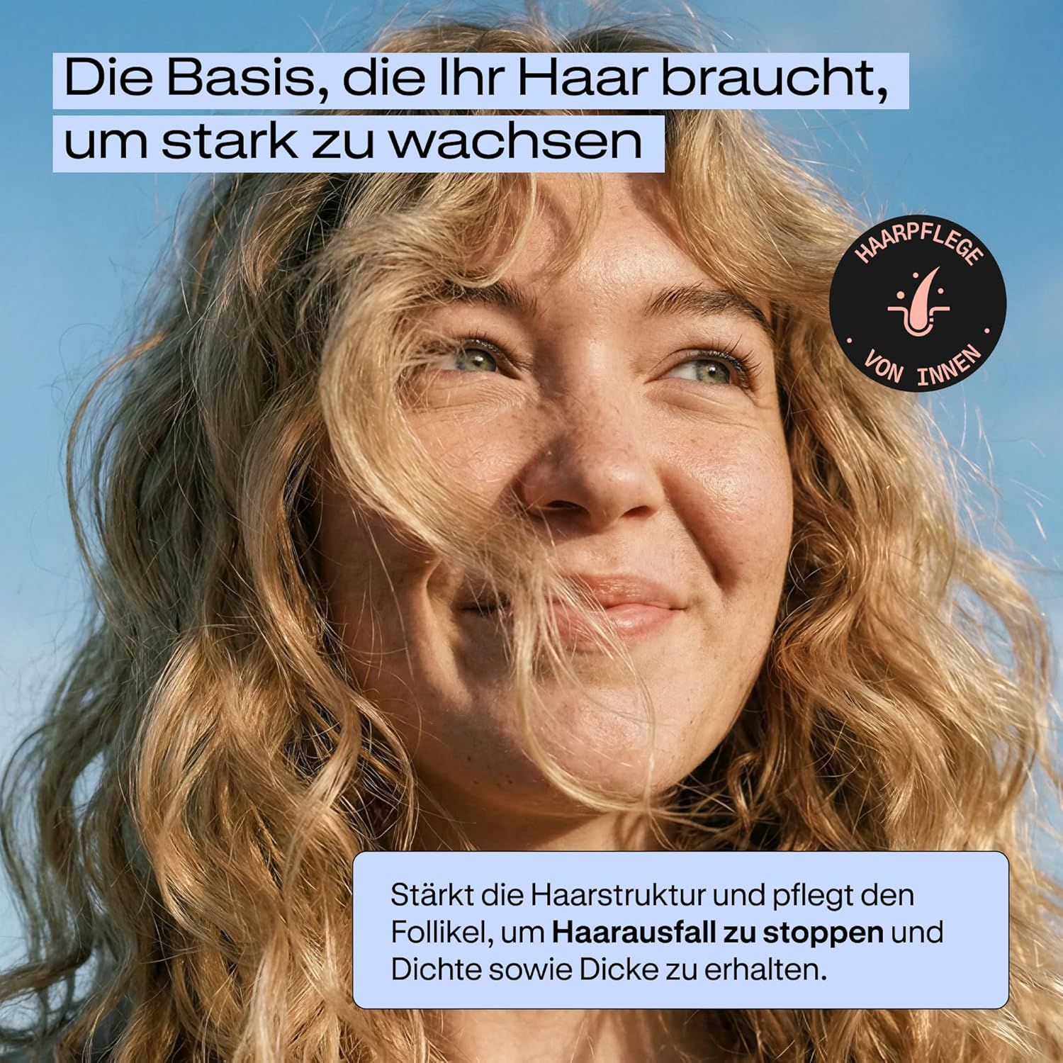Donna sorridente con capelli biondi e ricci. "Cura dei capelli dall'interno".