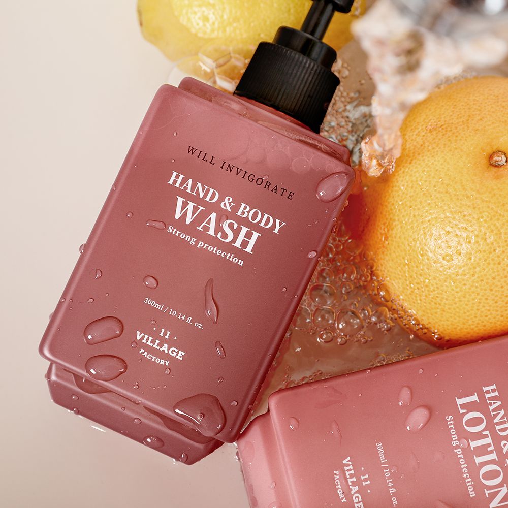 Due flaconi di detergente mani e corpo. Contenitori rosa con erogatori neri. Testo: Hand & Body Wash, Strong Protection.