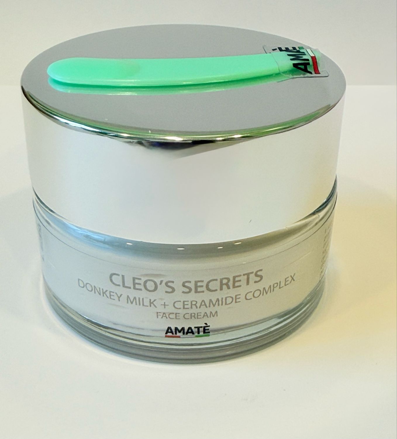 Vaso Amatè Crema Viso. Testo: Cleo's Secrets, Donkey Milk + Ceramide Complex, Face Cream. Logo Amatè. Con spatola.