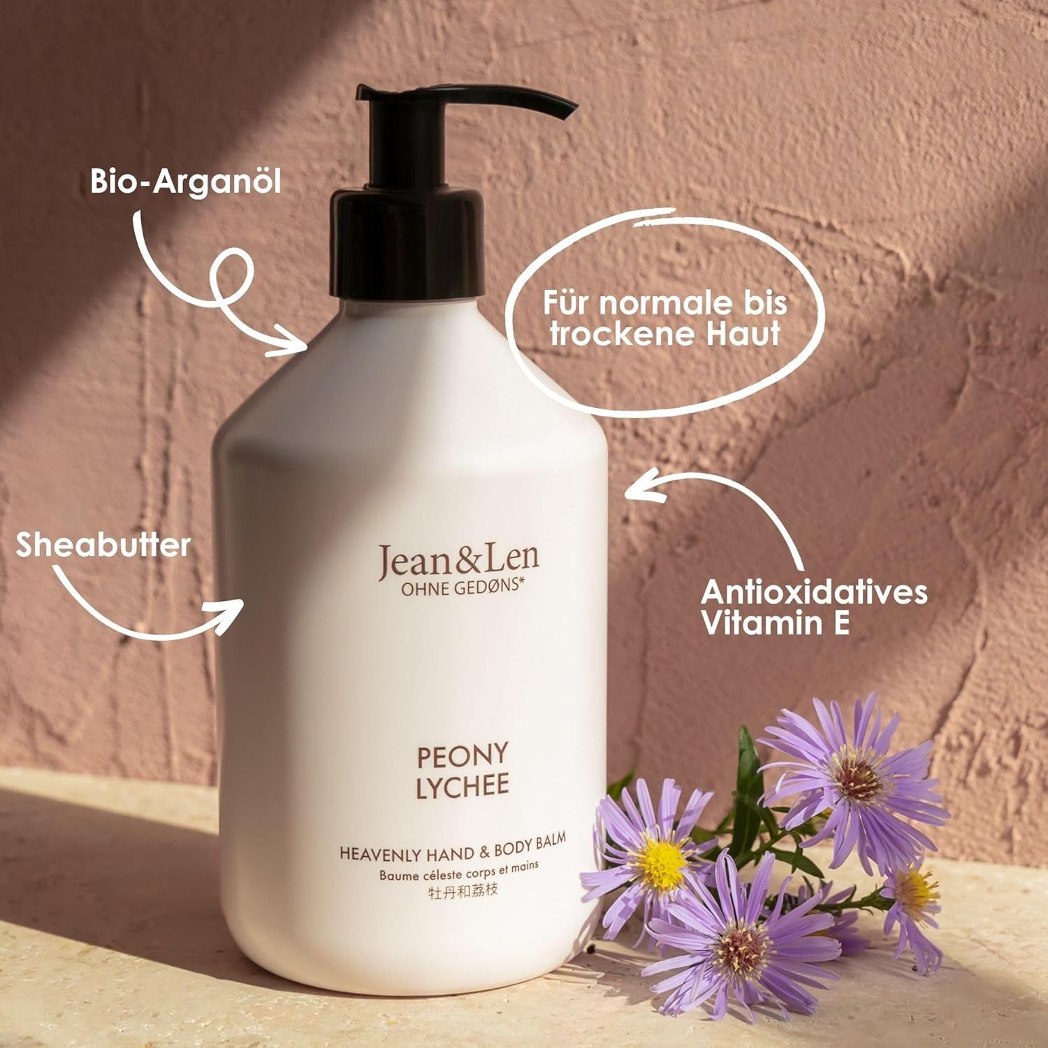 Flacone bianco con dosatore nero. Testo: Peony Lychee, Heavenly Hand & Body Balm. Logo Jean & Len. Per pelli da normali a secche.