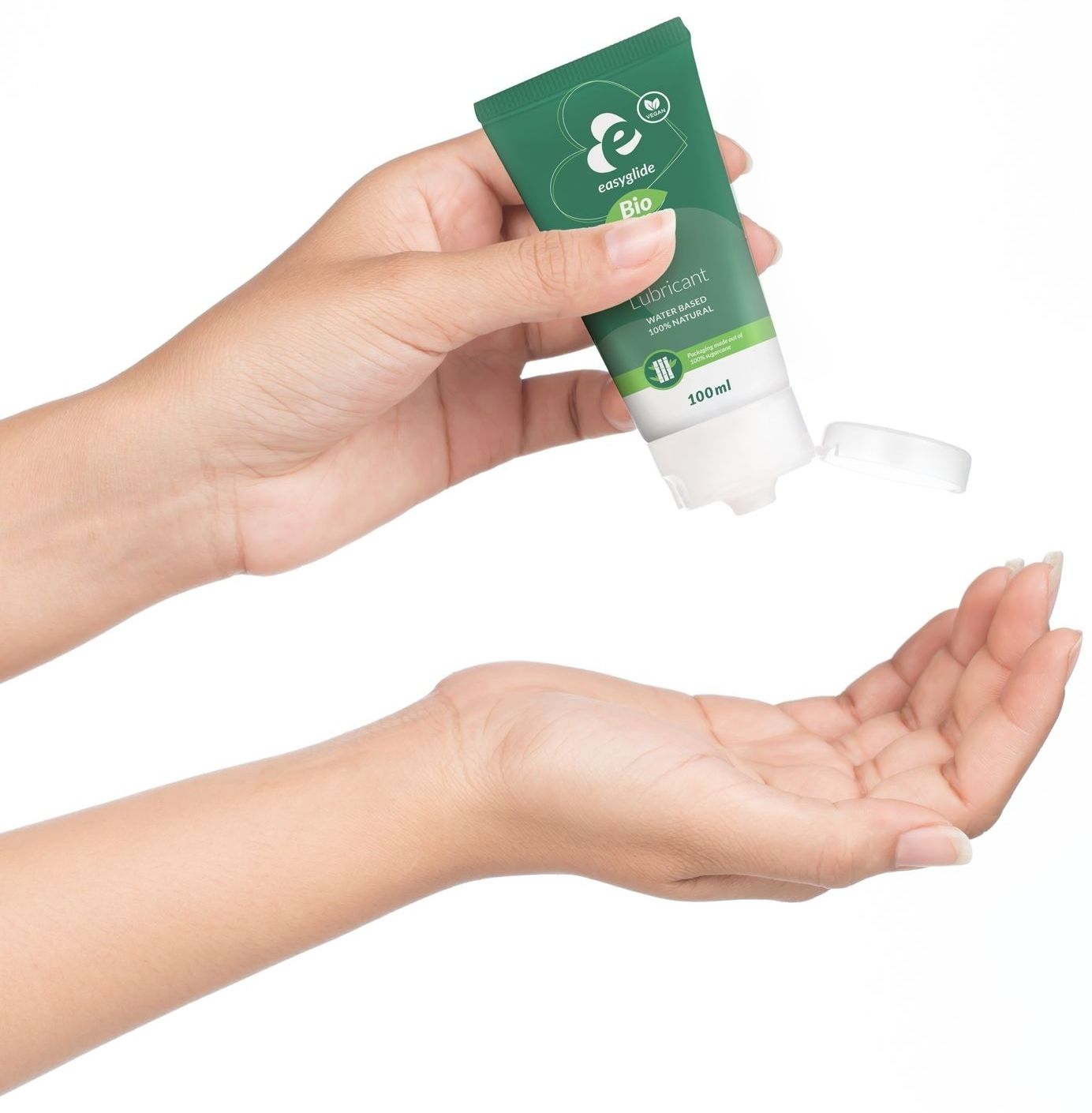 Mani che tengono un tubo verde con tappo bianco. Scritta: Easyglide Bio Lubricant. A base d'acqua, 100% naturale.