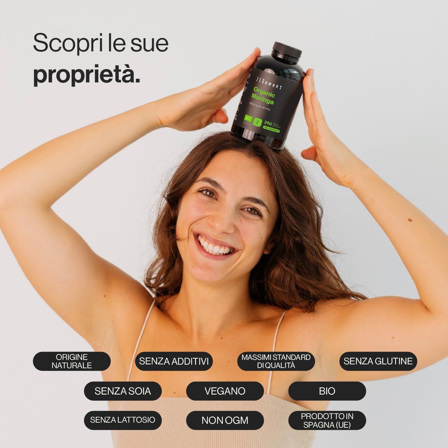 Donna che tiene un flacone Zenement Moringa. Scritte: origine, senza additivi, massimi standard di qualità, senza glutine, vegano, bio, senza soia, senza lattosio, non OGM, prodotto in Spagna.