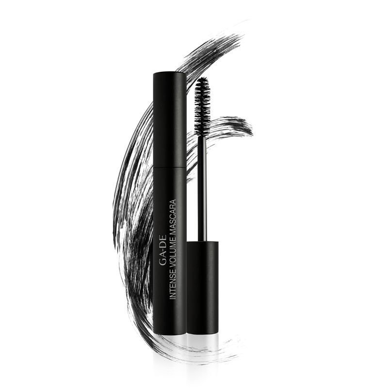 Tubo di mascara nero con spazzola e tratto nero. Scritta: GA-DE Intense Volume Mascara.