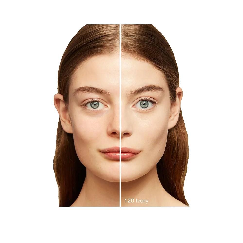 Viso diviso. Metà senza trucco, l'altra con fondotinta. Testo: 120 Ivory.