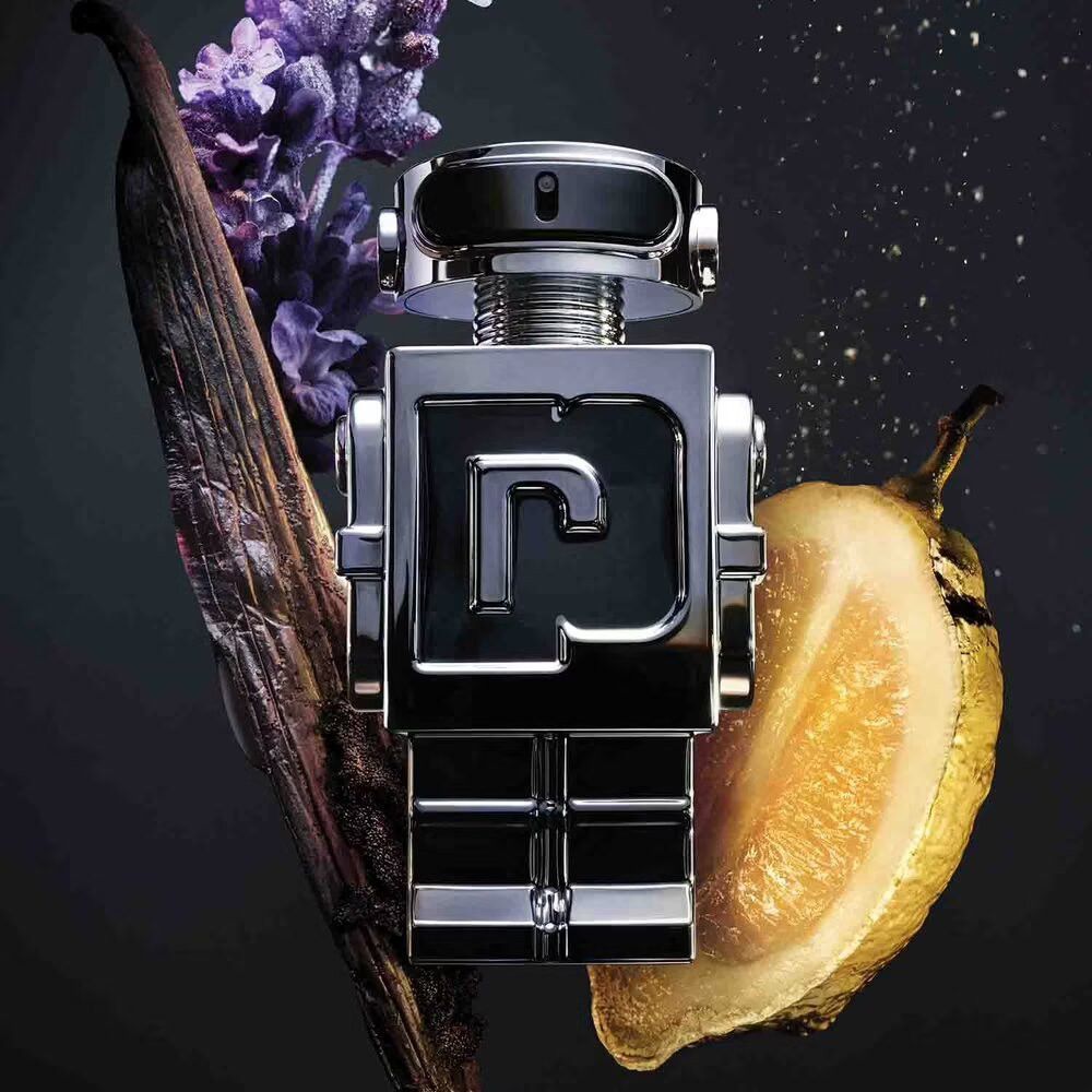 Flacone robot argentato con logo "P" nero. Accanto, baccello di vaniglia, lavanda e pera.