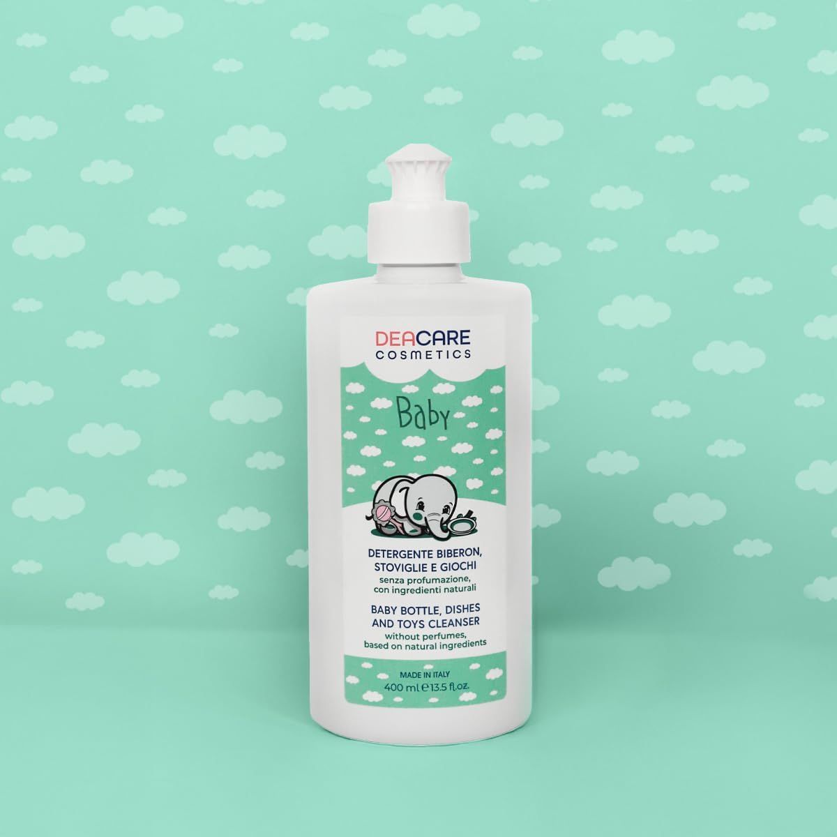 Detergente DEACARE Baby bianco con dosatore. Testo e illustrazioni su sfondo verde menta. Su sfondo blu.