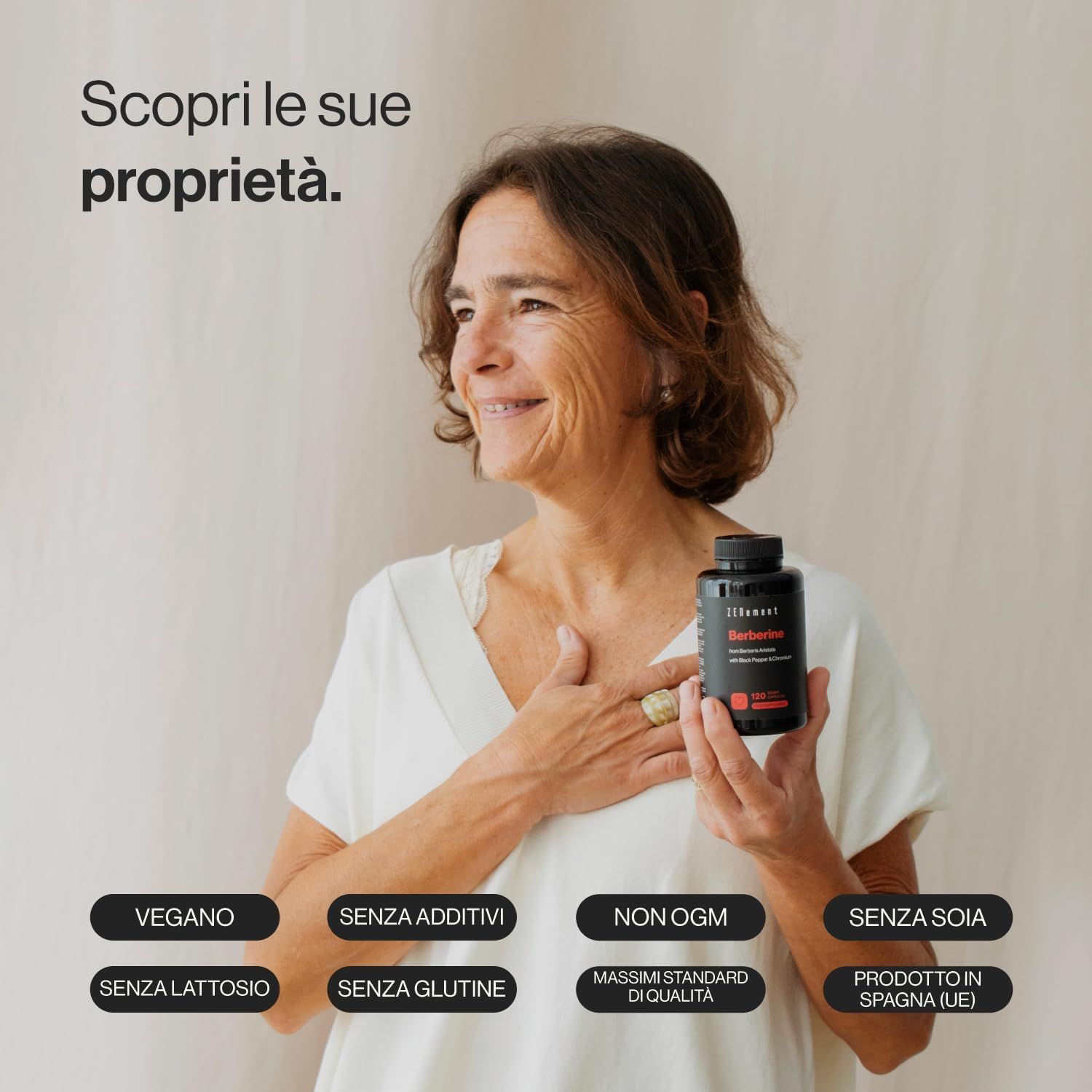 Donna tiene in mano una bottiglia di Zenement Berberina. Berberina è scritto sulla bottiglia. Loghi e testo sull'etichetta.