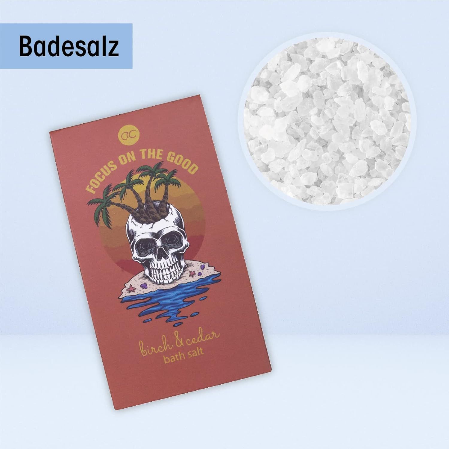 Sale da bagno in una scatola. Scatola con illustrazione di teschio. Accanto, una ciotola con cristalli di sale bianchi.