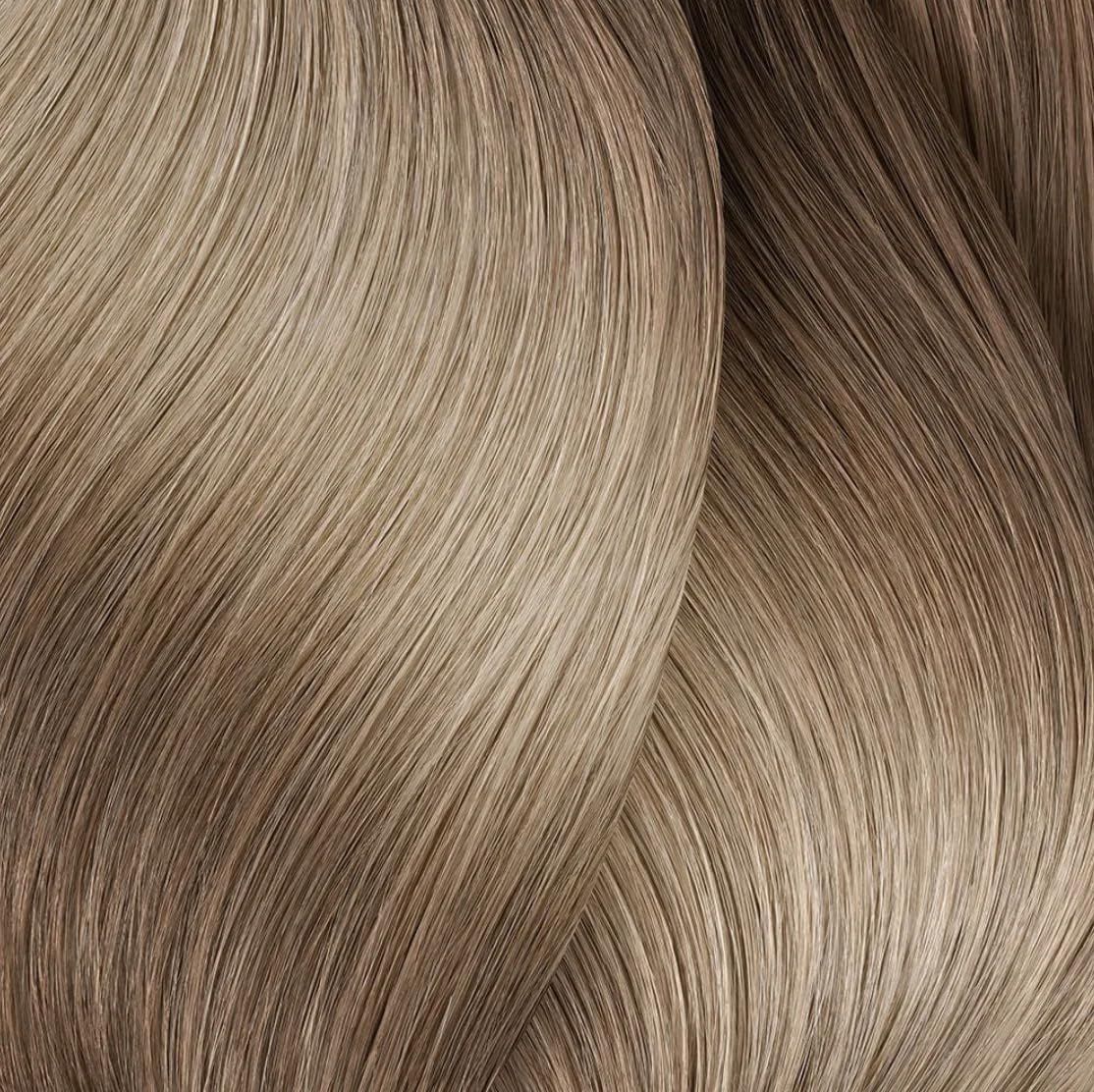 Ciocche di capelli tinti di biondo. Il colore è biondo chiaro con sfumature calde.