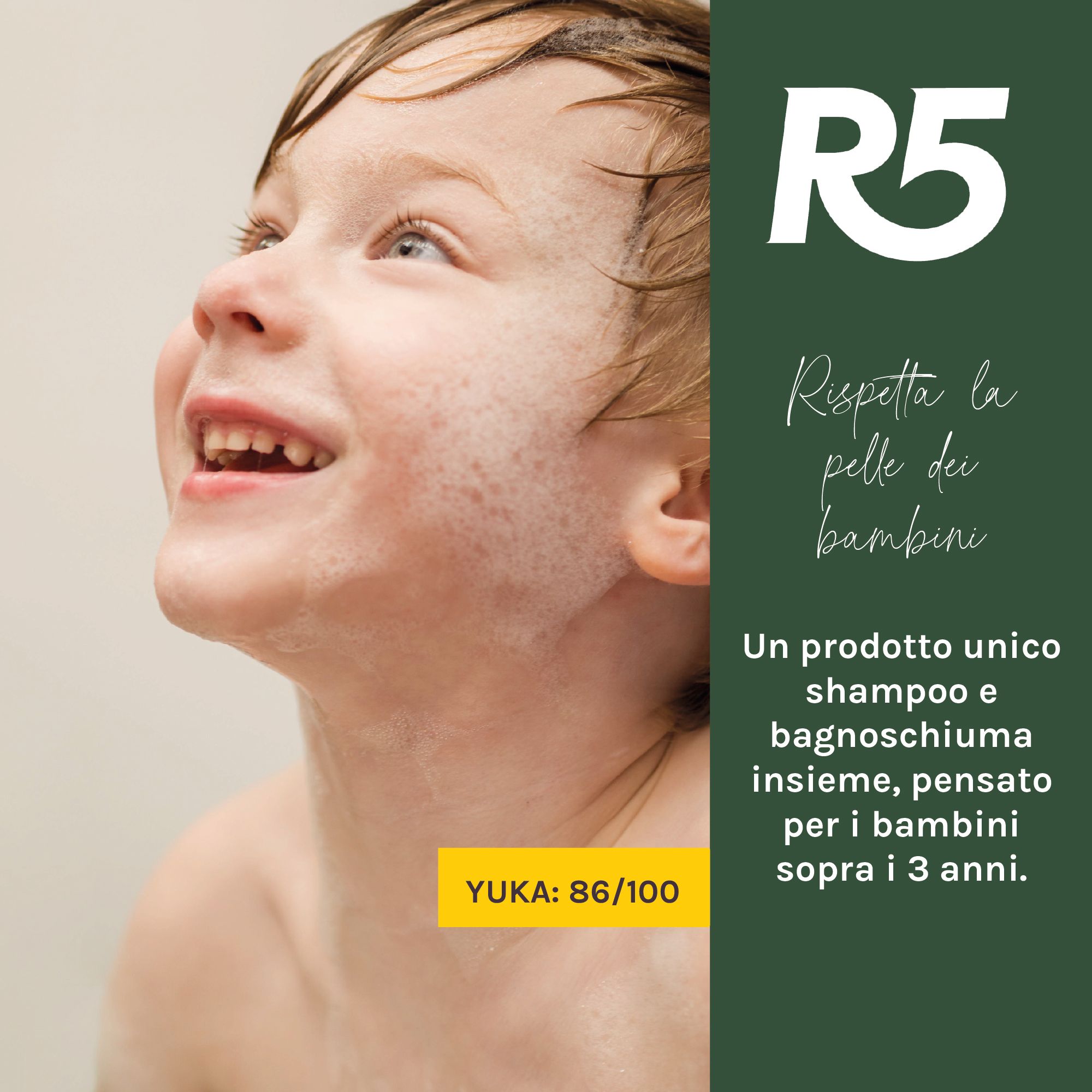 Bambino sorridente con schiuma sul viso. R5 Doccia Shampoo Bambini: delicato sulla pelle dei bambini.